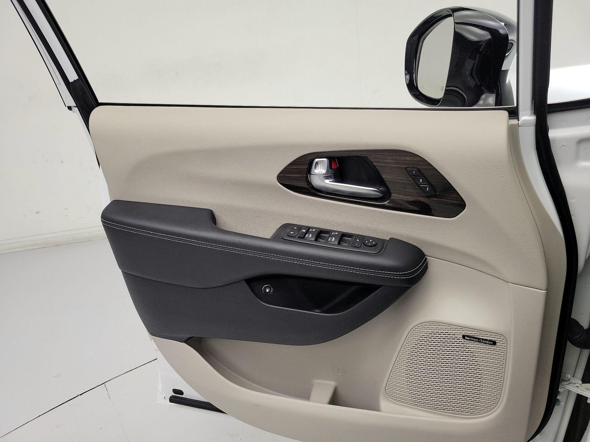 Thumbnail: 2023 Chrysler Pacifica - 12