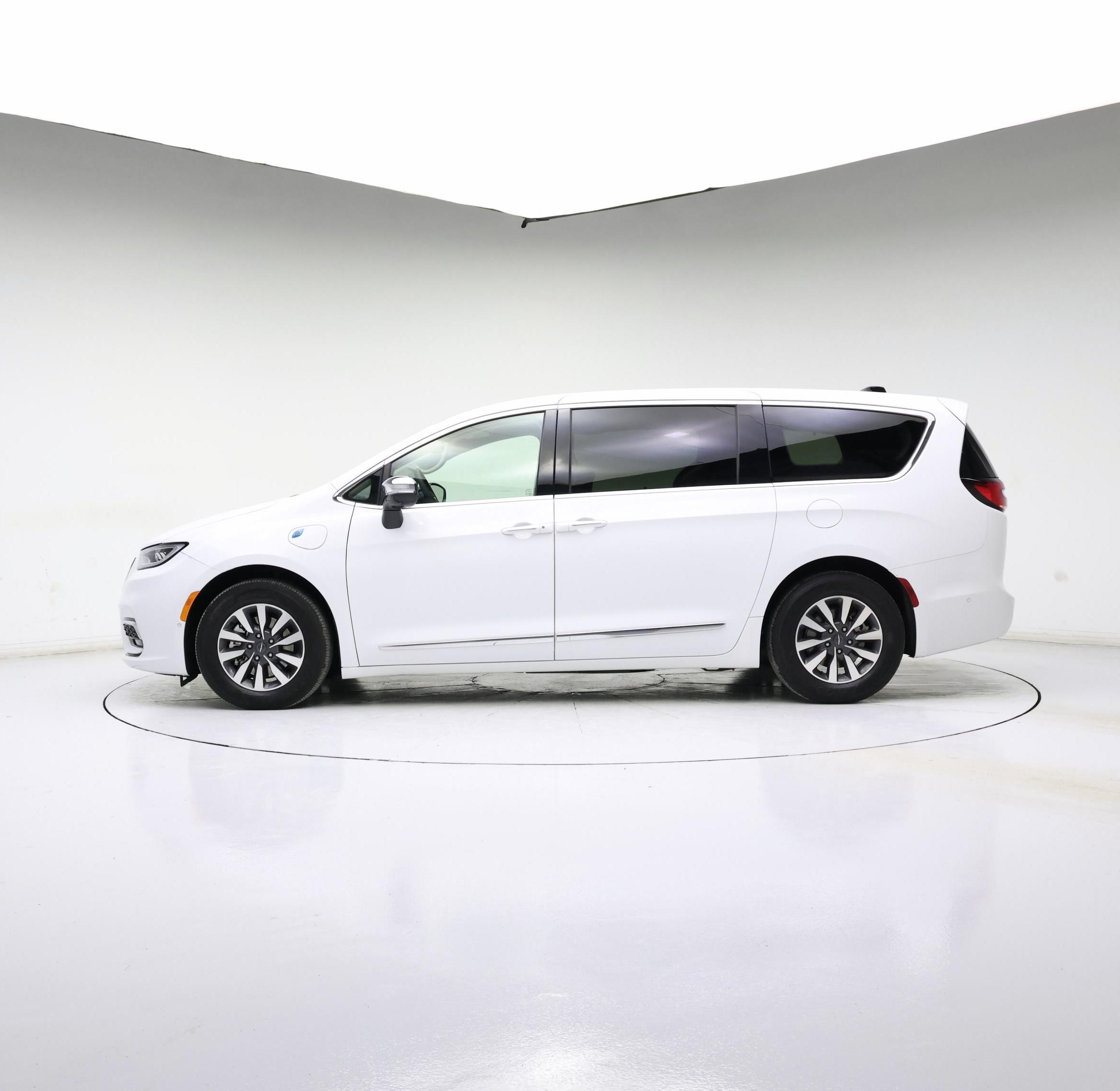 Thumbnail: 2023 Chrysler Pacifica - 3