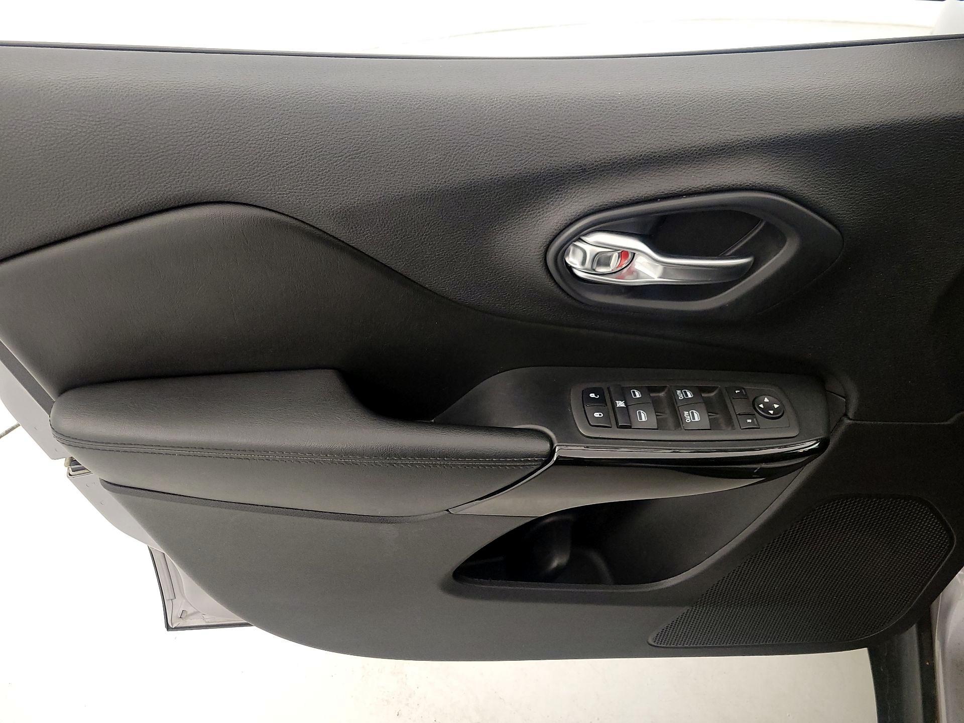 Thumbnail: 2020 Jeep Cherokee - 12