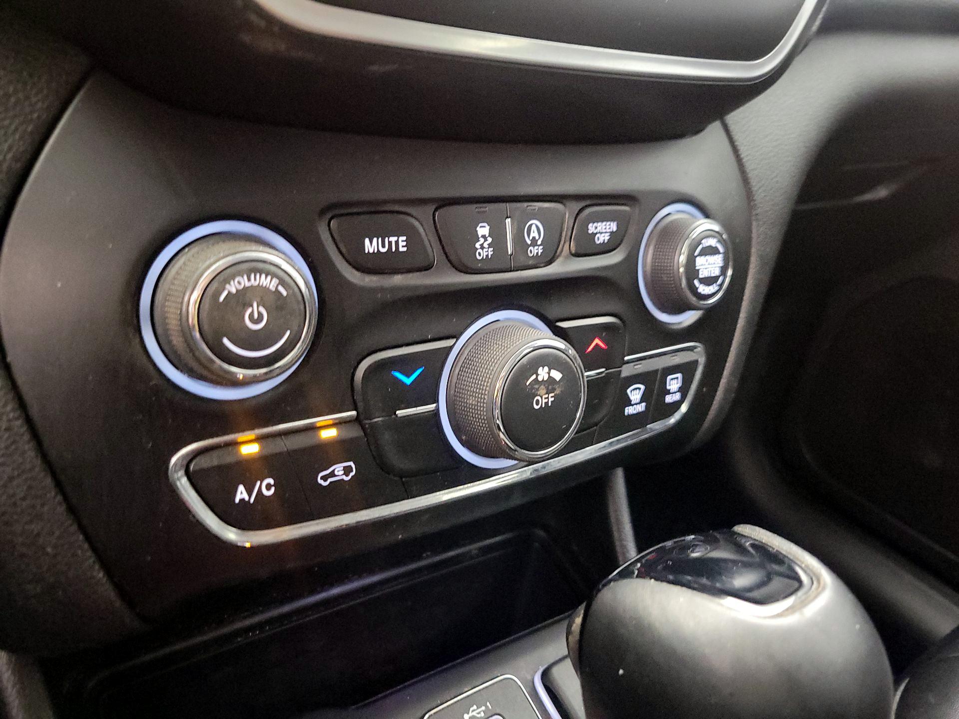 Thumbnail: 2020 Jeep Cherokee - 16