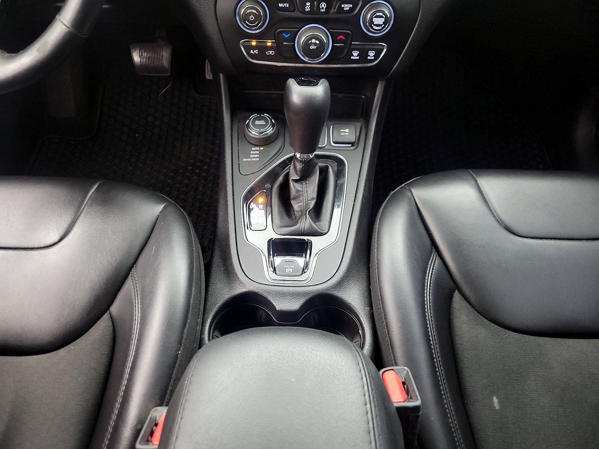 Thumbnail: 2020 Jeep Cherokee - 17