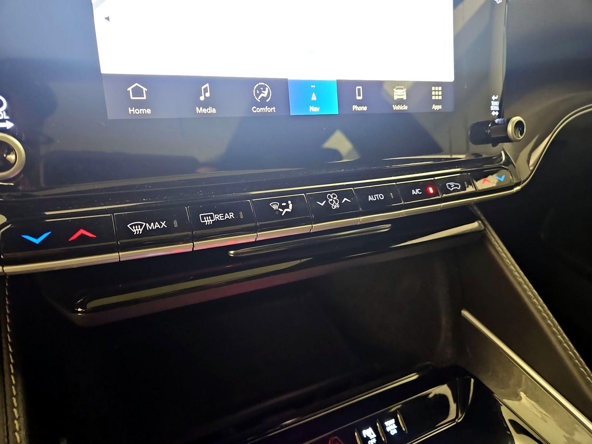 Thumbnail: 2023 Jeep Wagoneer - 17