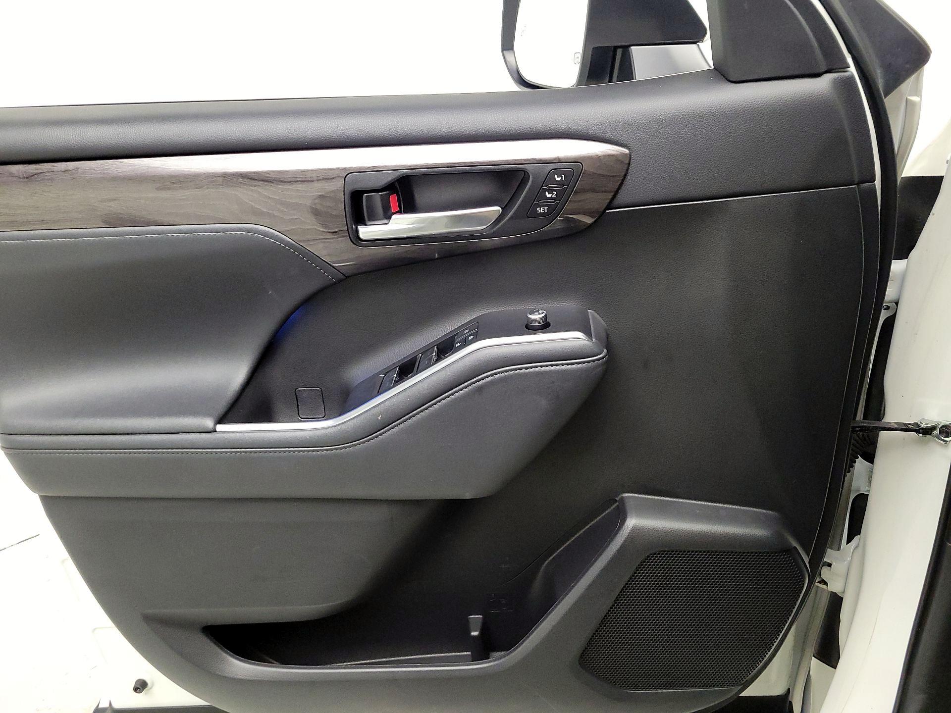 Thumbnail: 2021 Toyota Highlander - 12