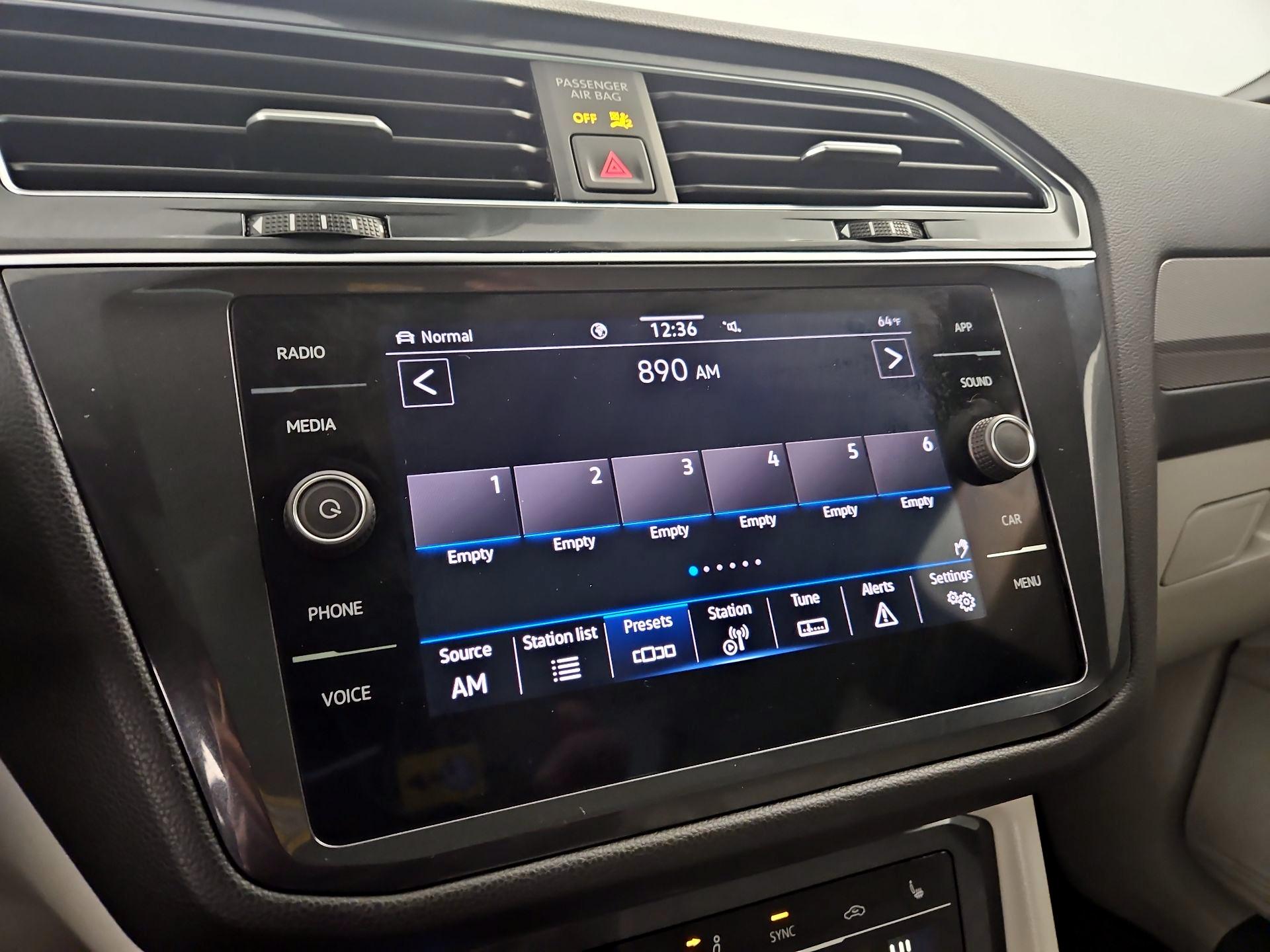 Thumbnail: 2022 Volkswagen Tiguan - 15