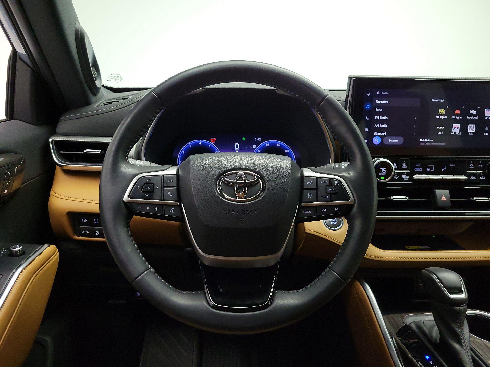 Thumbnail: 2023 Toyota Highlander - 10