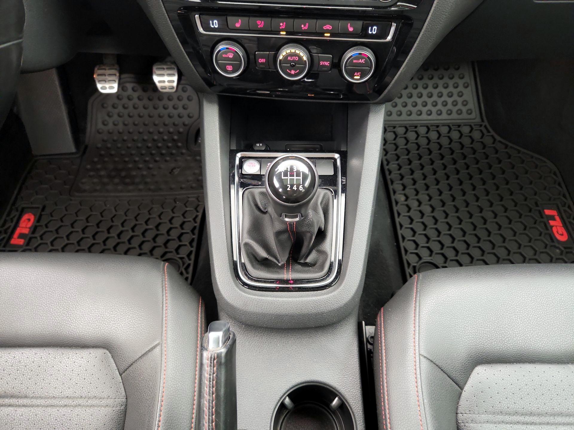 Thumbnail: 2016 Volkswagen Jetta - 18