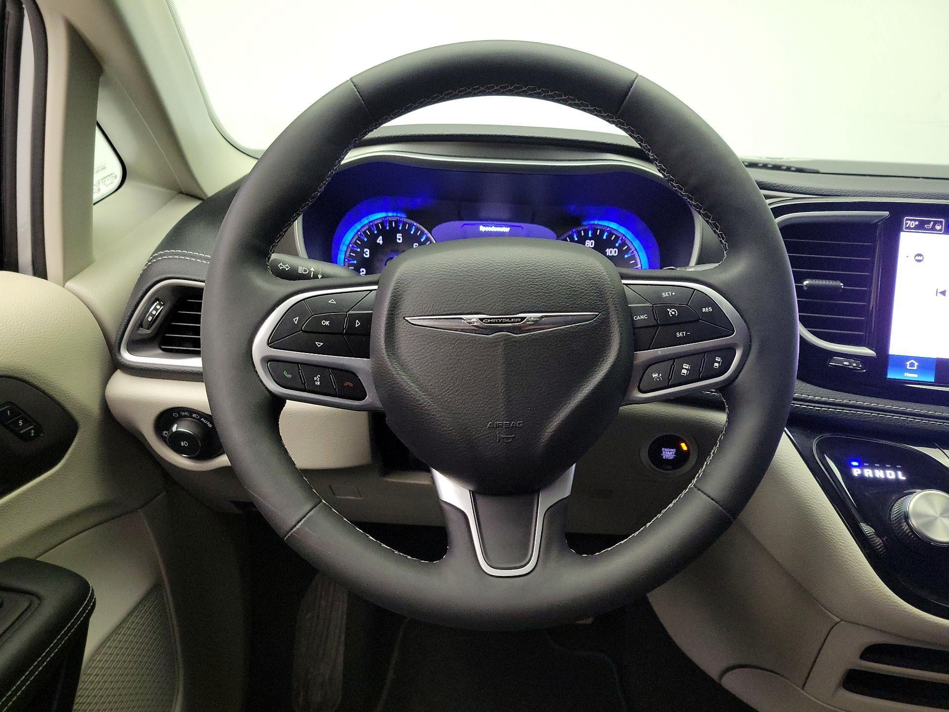 Thumbnail: 2023 Chrysler Pacifica - 10