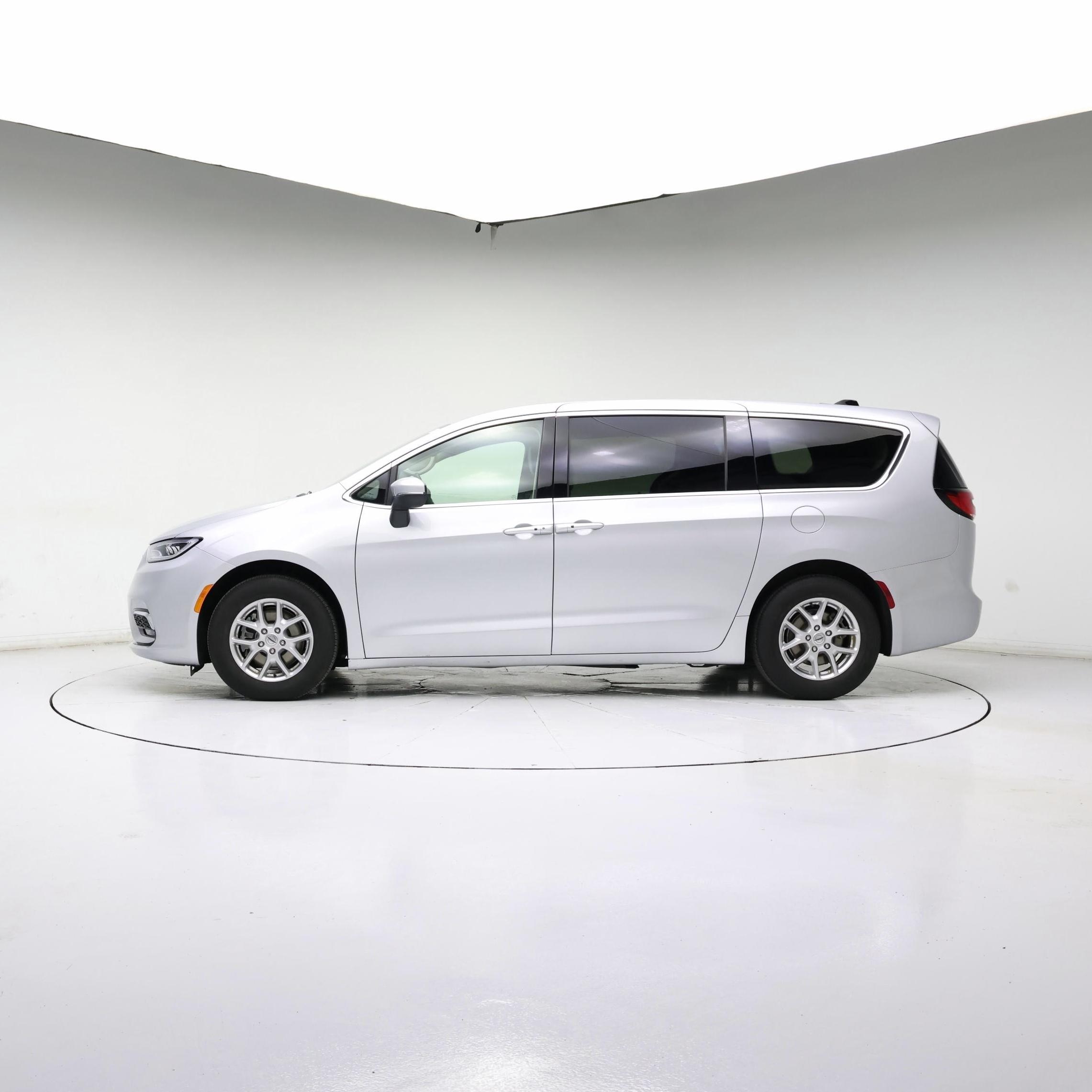 Thumbnail: 2023 Chrysler Pacifica - 3