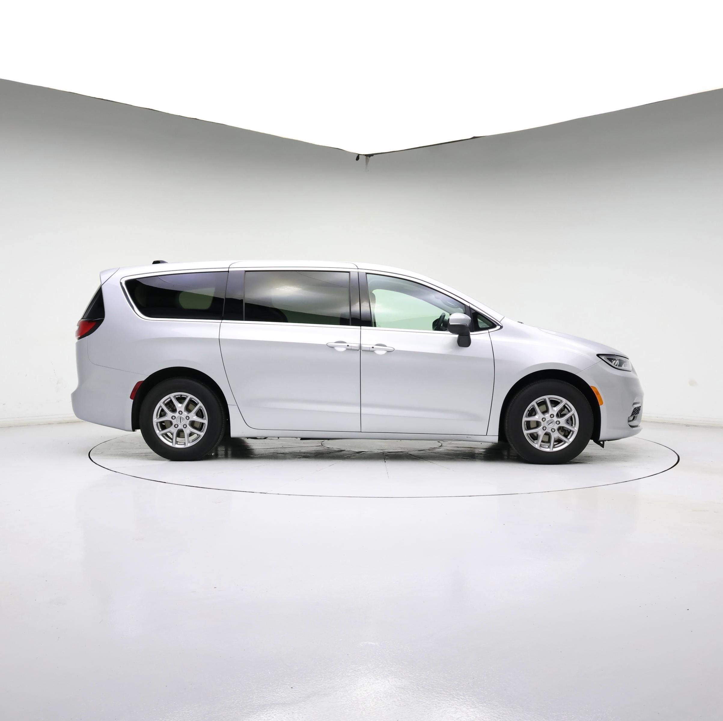 Thumbnail: 2023 Chrysler Pacifica - 7