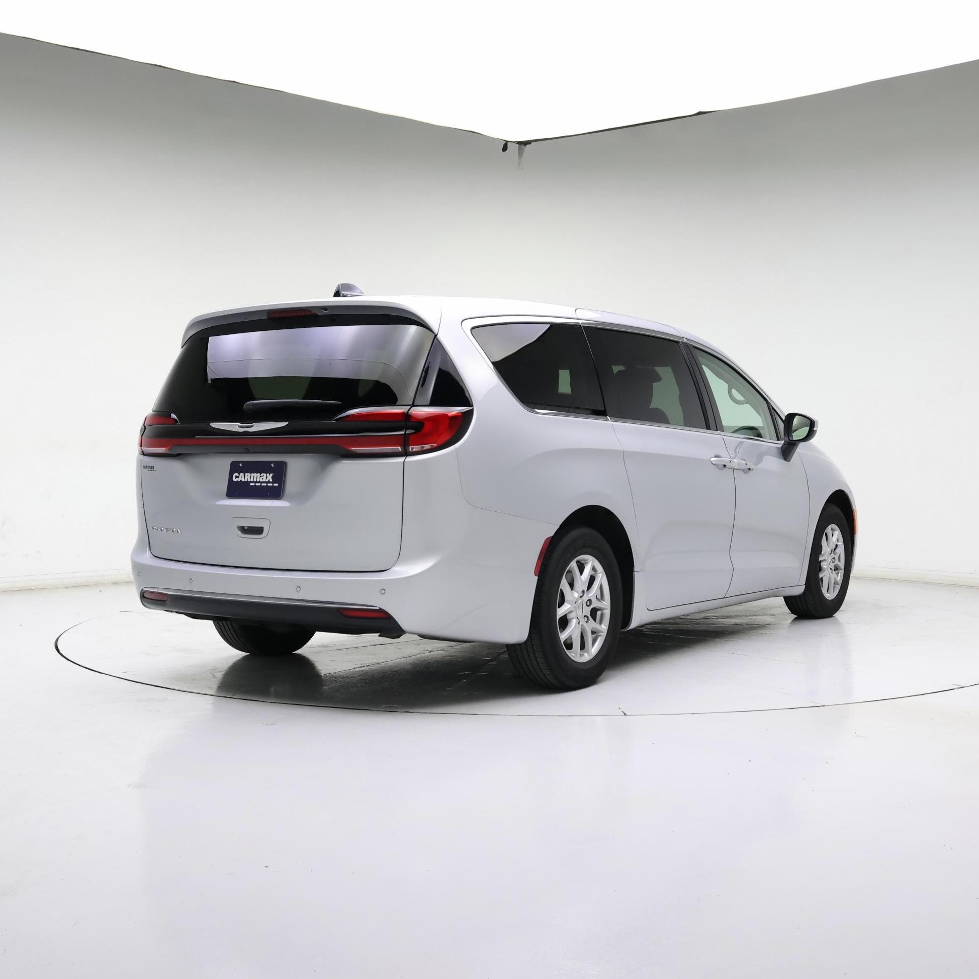 Thumbnail: 2023 Chrysler Pacifica - 8