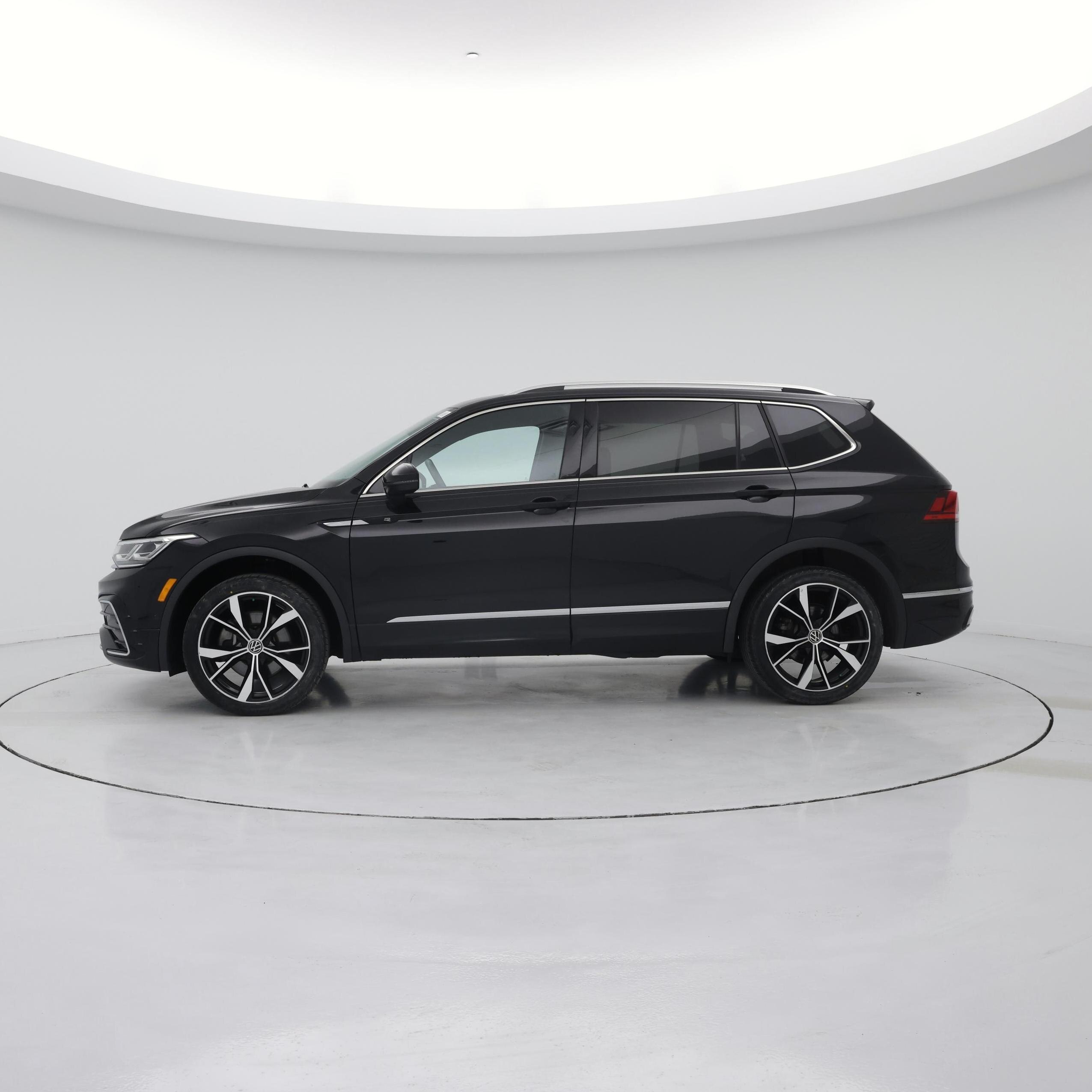Thumbnail: 2023 Volkswagen Tiguan - 3