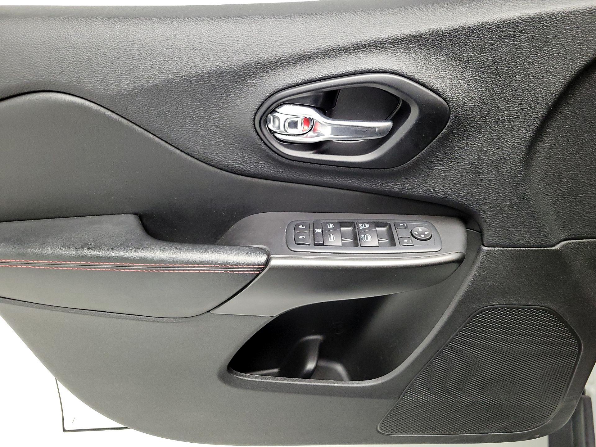 Thumbnail: 2021 Jeep Cherokee - 12