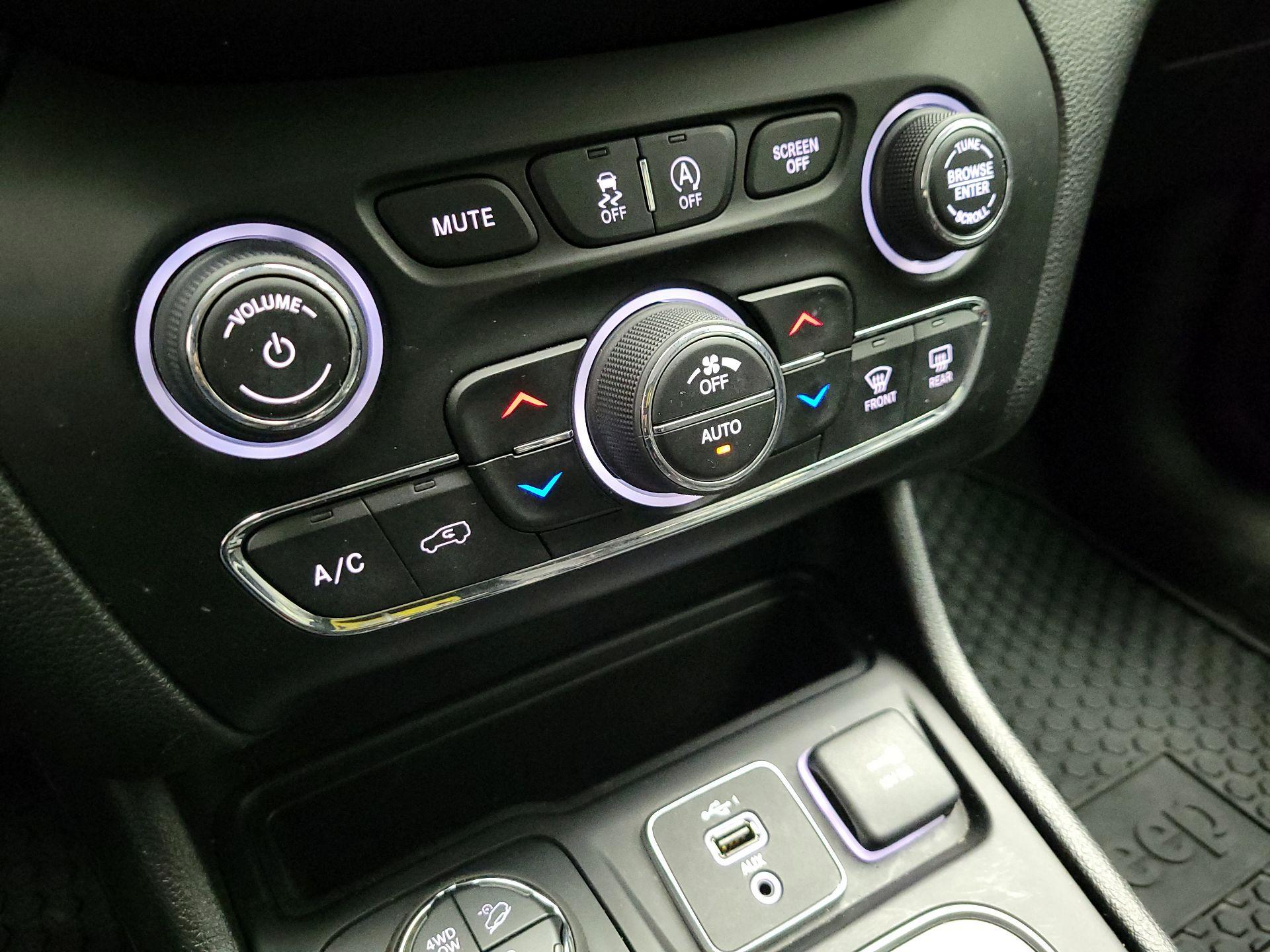 Thumbnail: 2021 Jeep Cherokee - 15