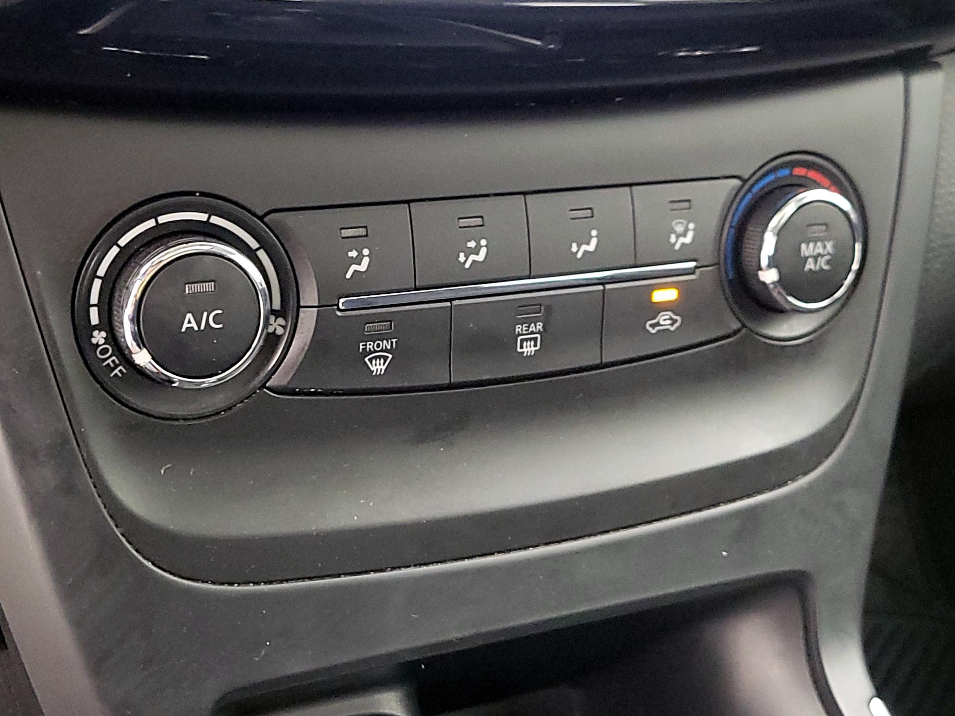 Thumbnail: 2016 Nissan Sentra - 16