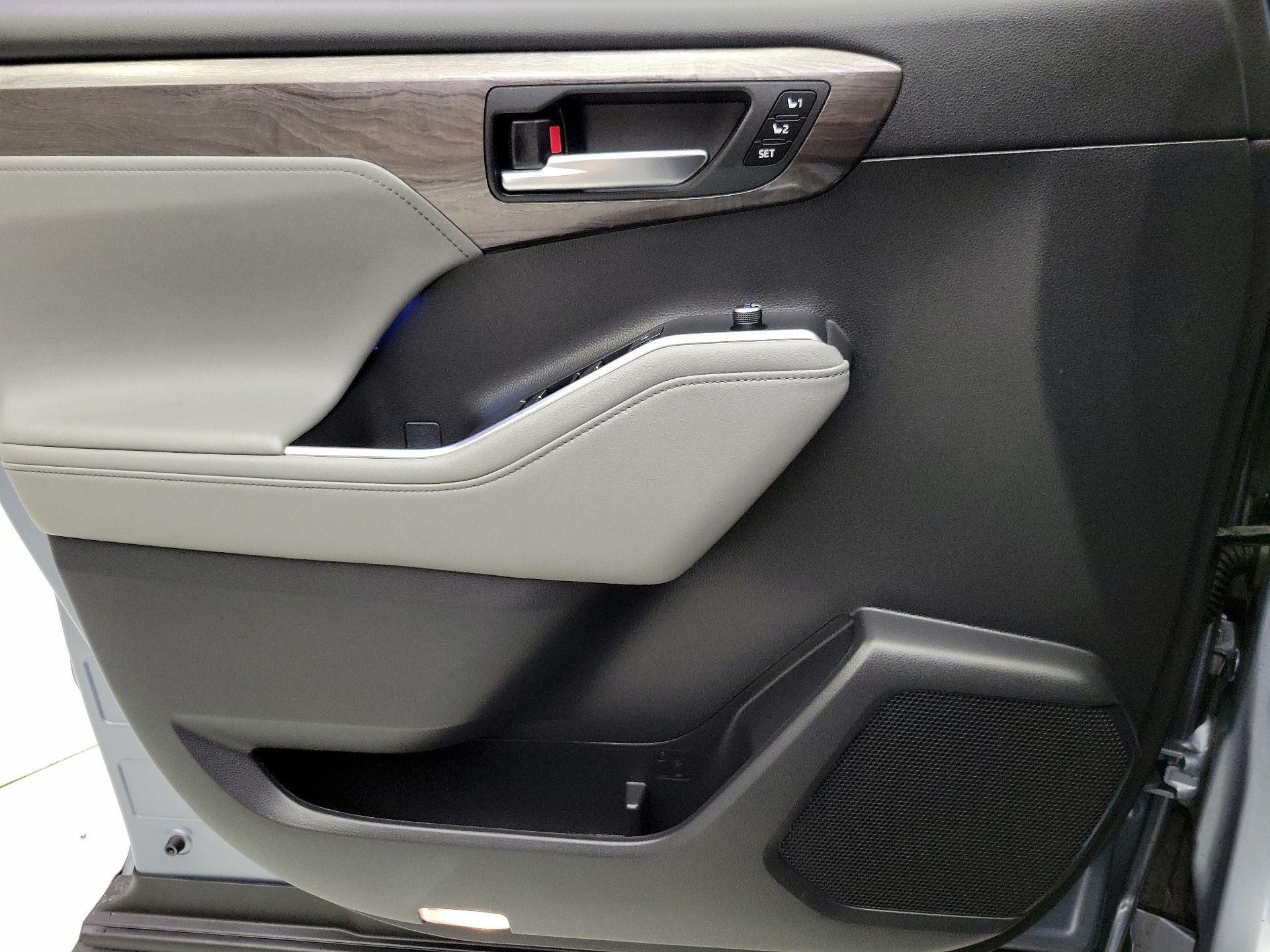 Thumbnail: 2021 Toyota Highlander - 12