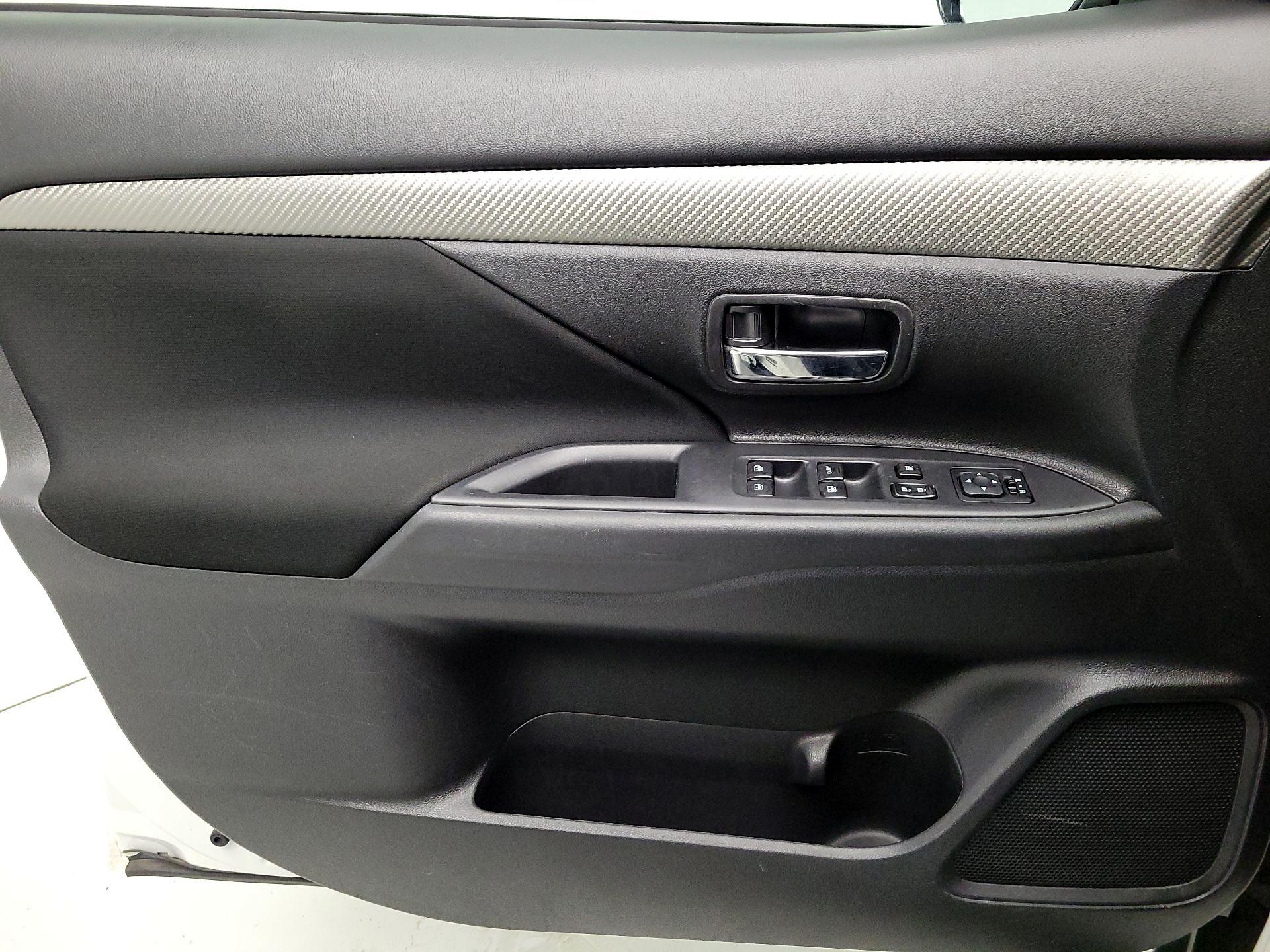 Thumbnail: 2017 Mitsubishi Outlander - 12