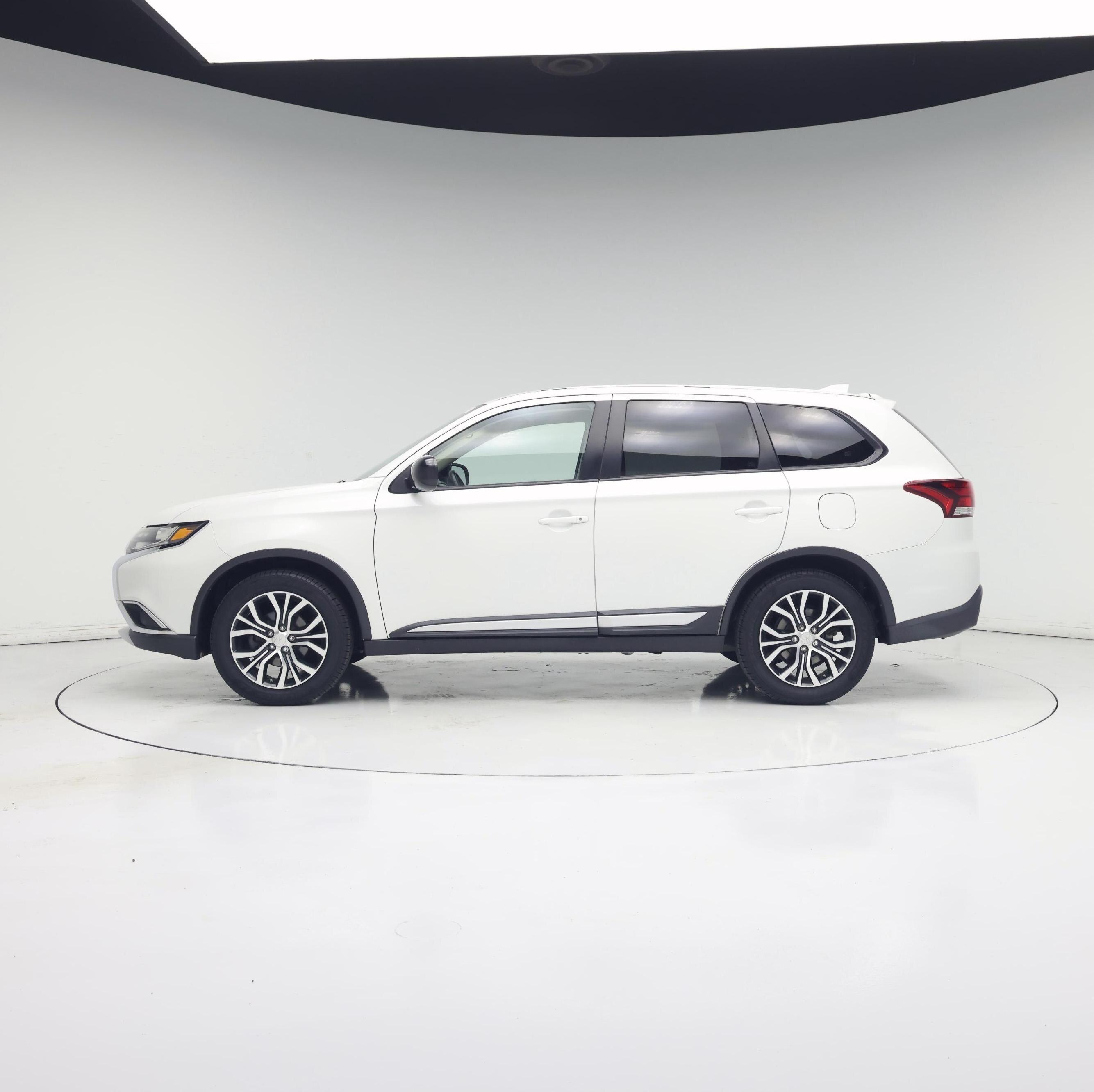 Thumbnail: 2017 Mitsubishi Outlander - 3