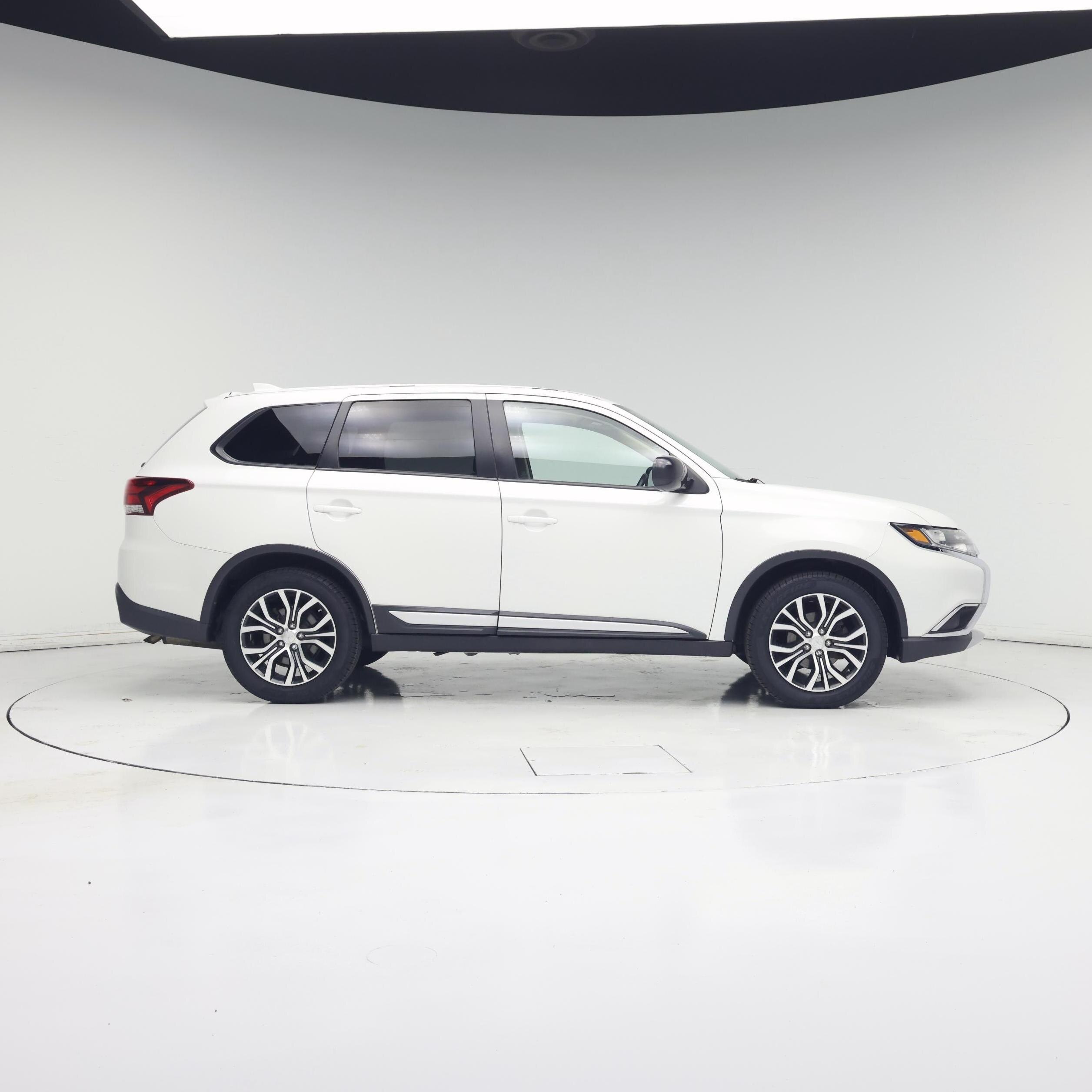 Thumbnail: 2017 Mitsubishi Outlander - 7