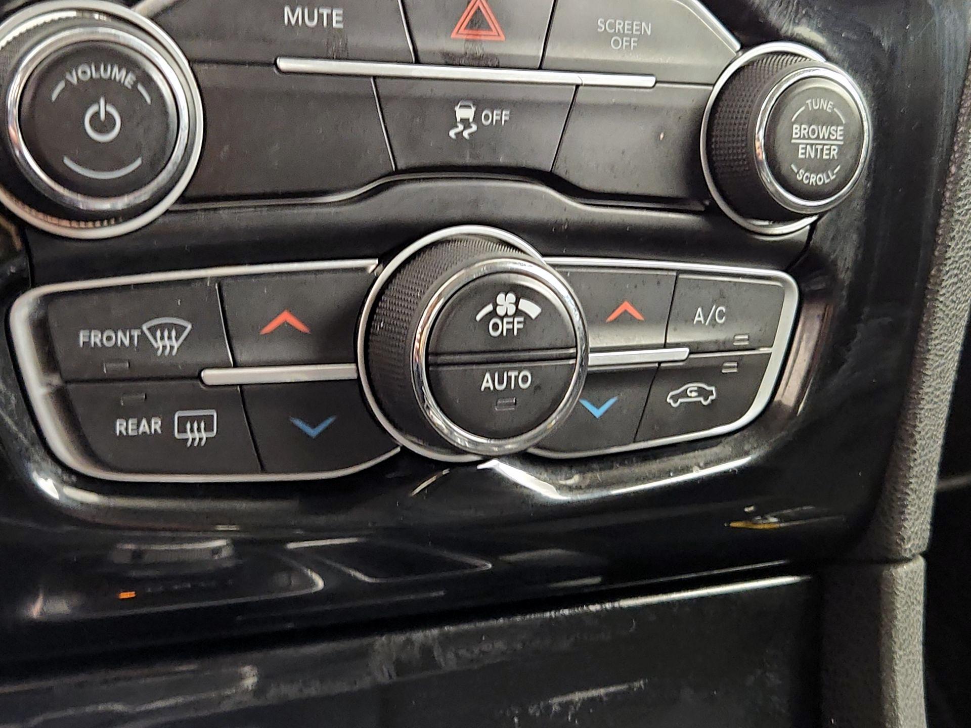 Thumbnail: 2023 Chrysler 300 - 16