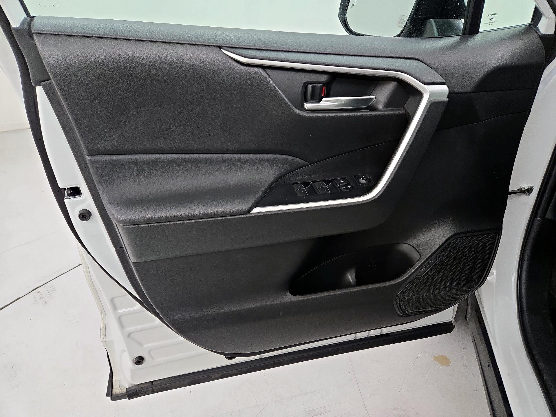 Thumbnail: 2022 Toyota RAV4 - 12