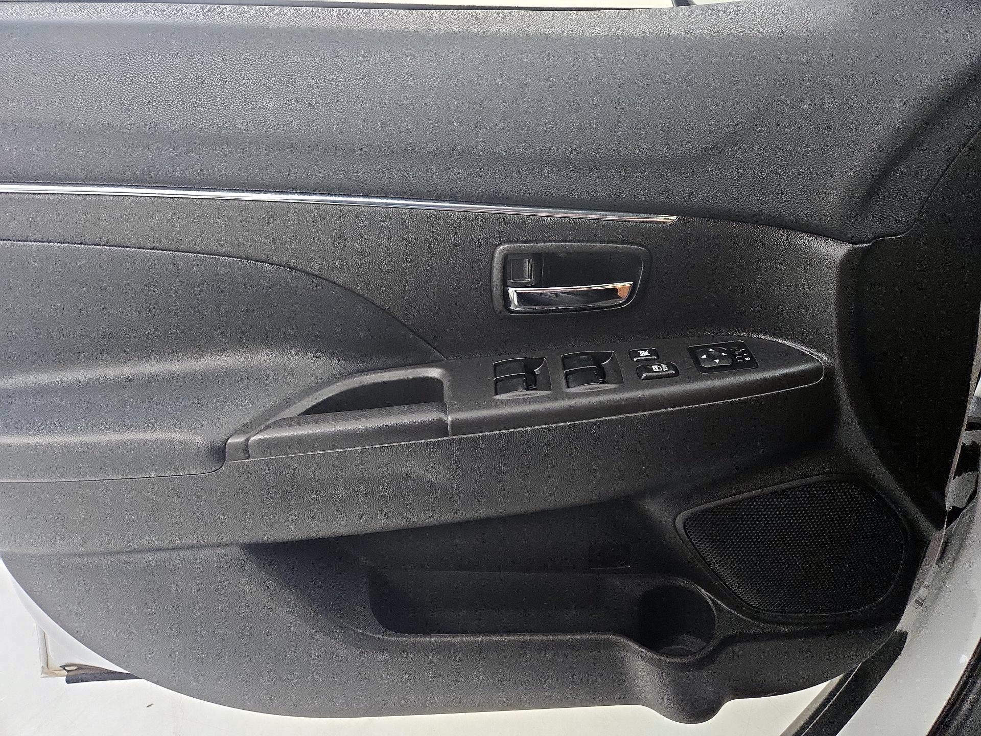 Thumbnail: 2015 Mitsubishi Outlander Sport - 12