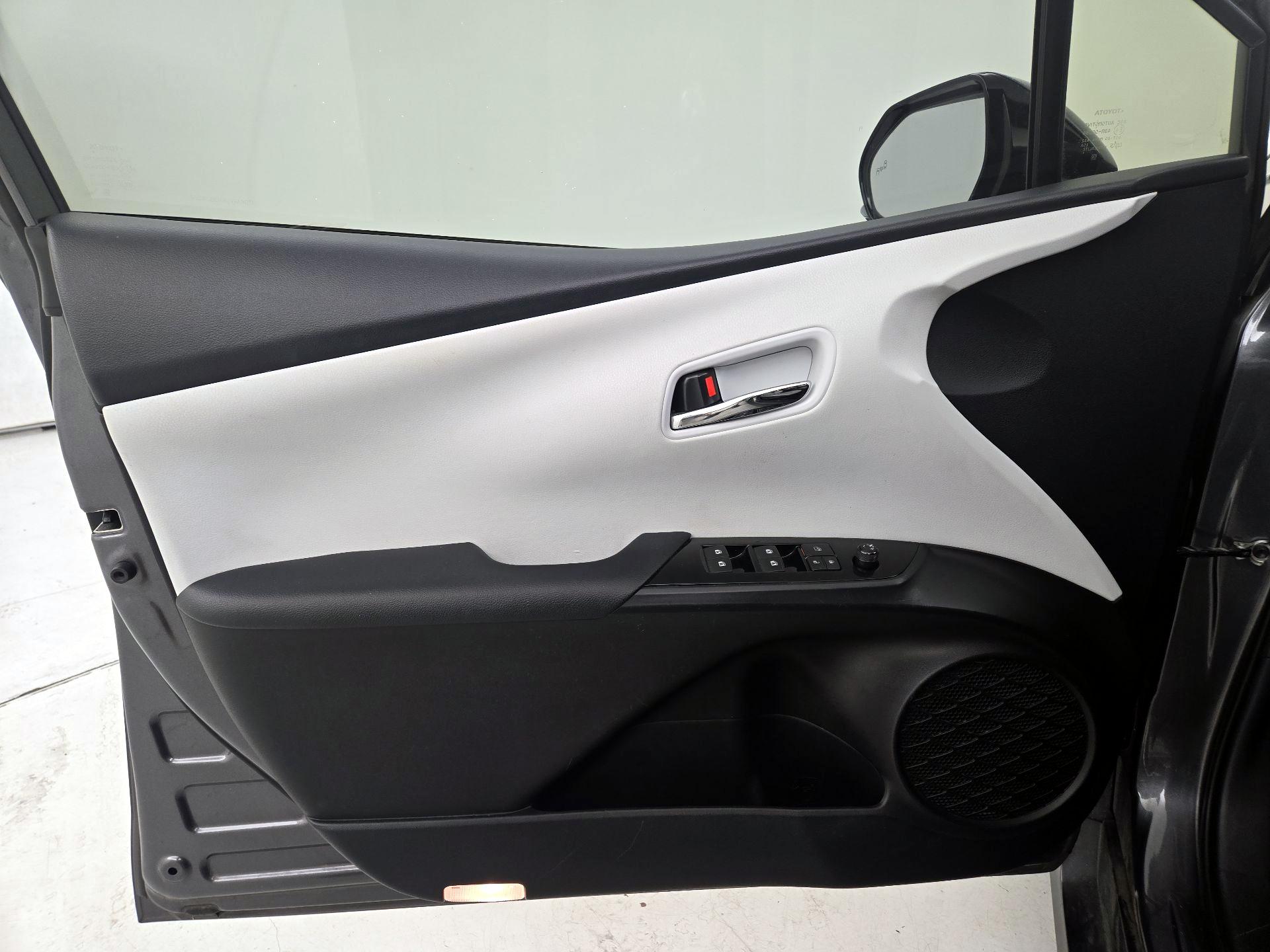 Thumbnail: 2017 Toyota Prius - 12