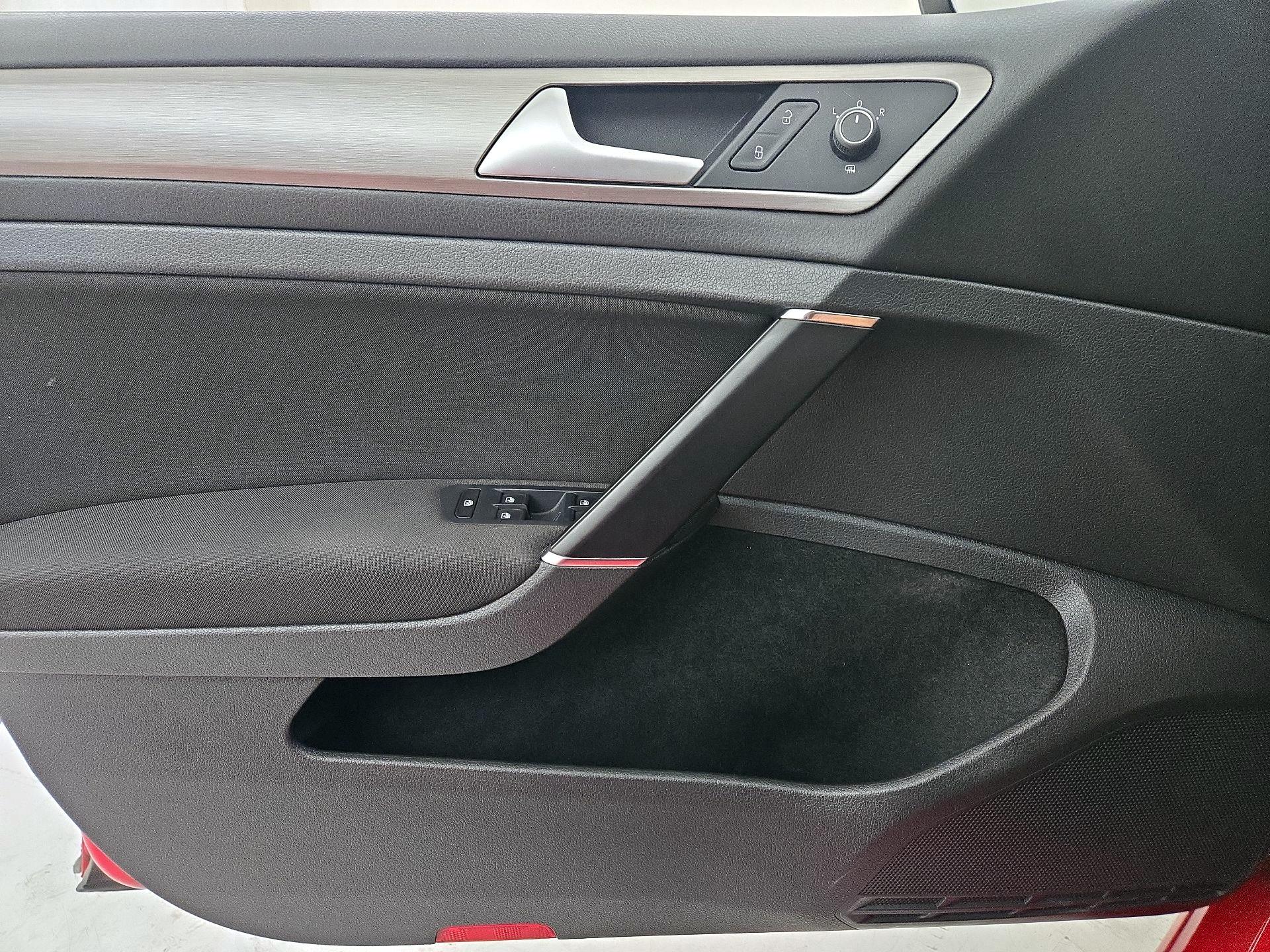 Thumbnail: 2017 Volkswagen Golf - 12