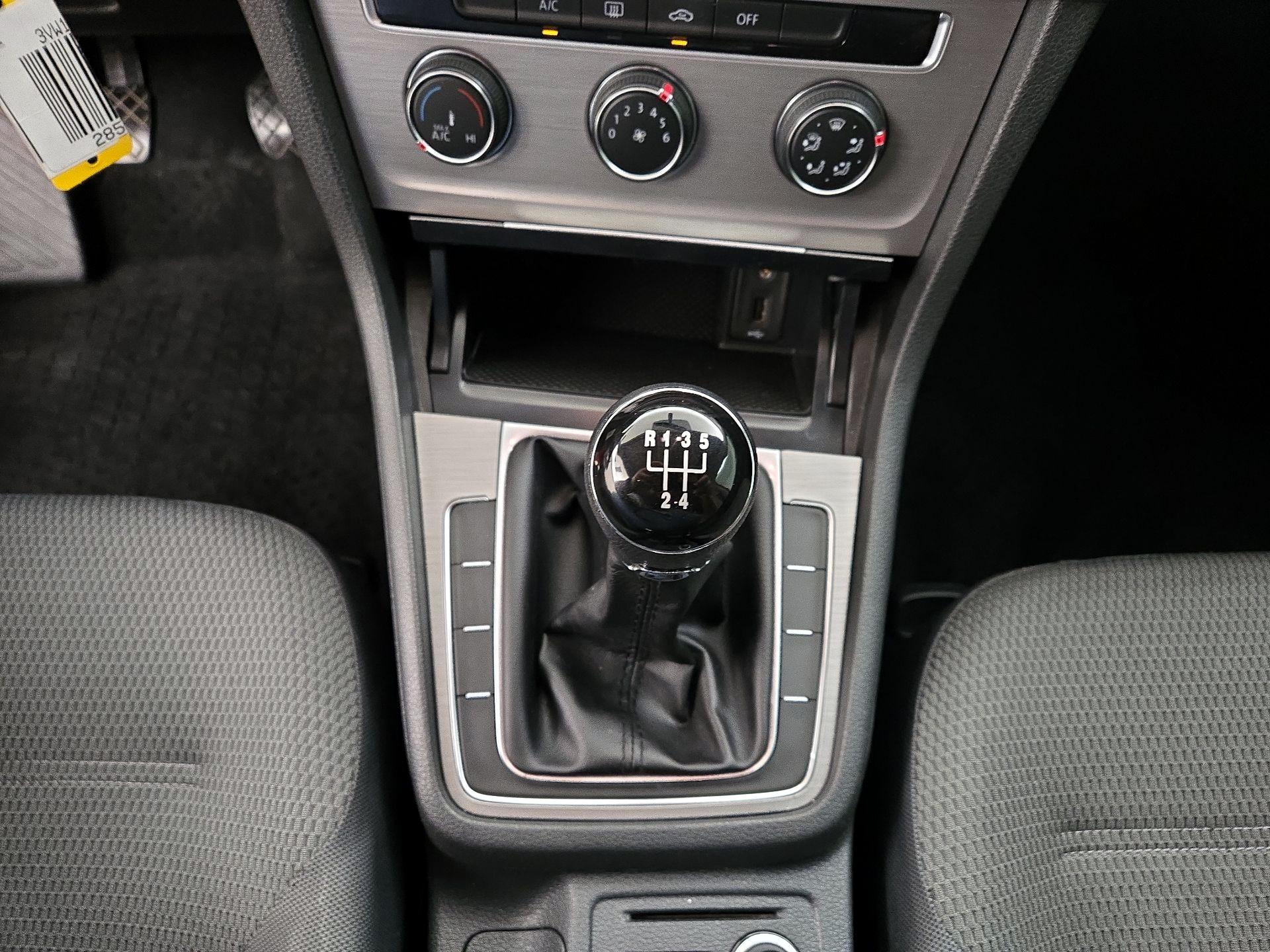 Thumbnail: 2017 Volkswagen Golf - 17