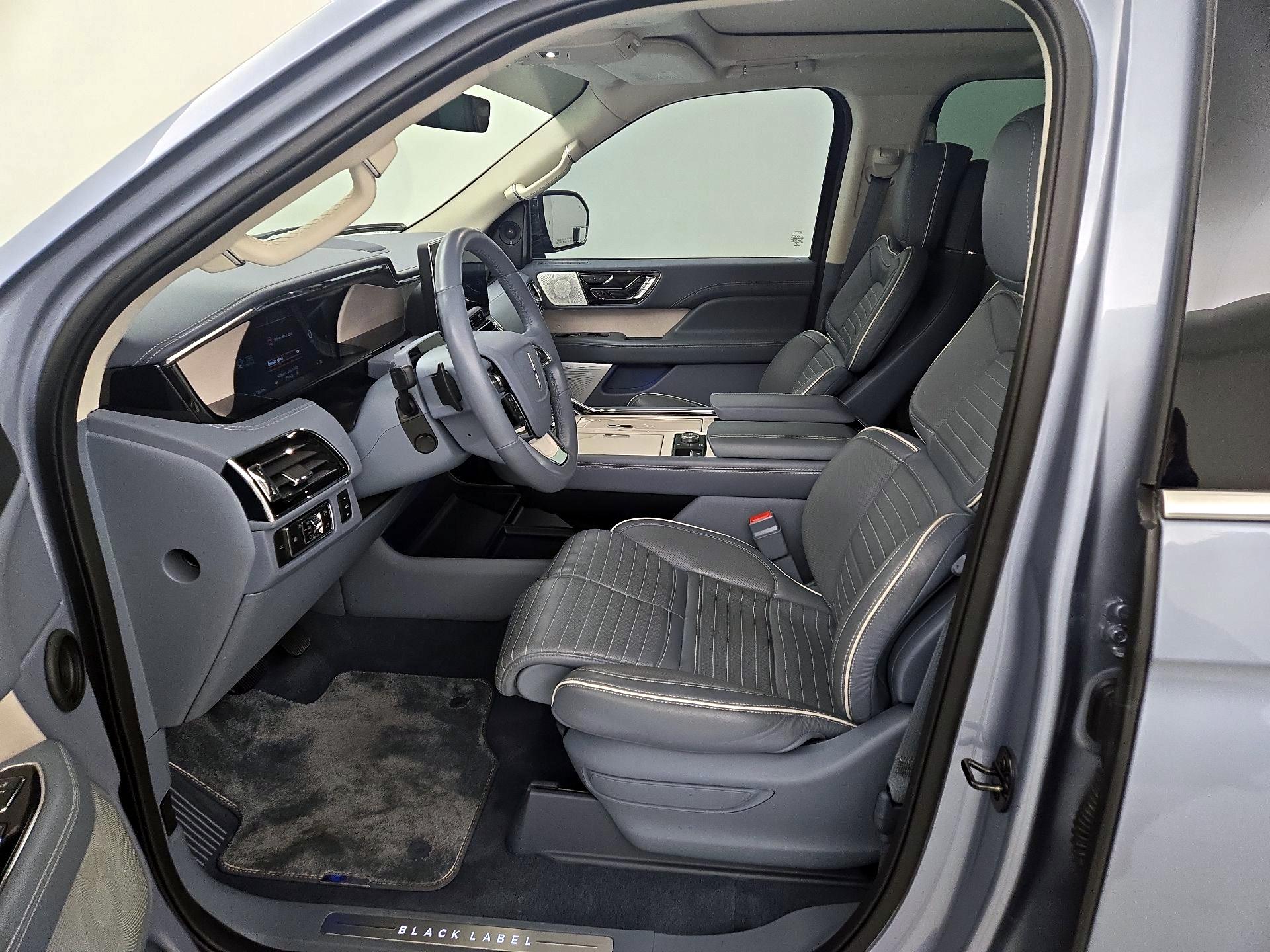 Thumbnail: 2022 Lincoln Navigator L - 11