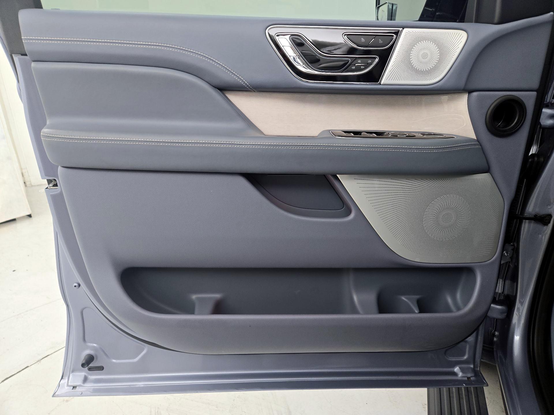 Thumbnail: 2022 Lincoln Navigator L - 12