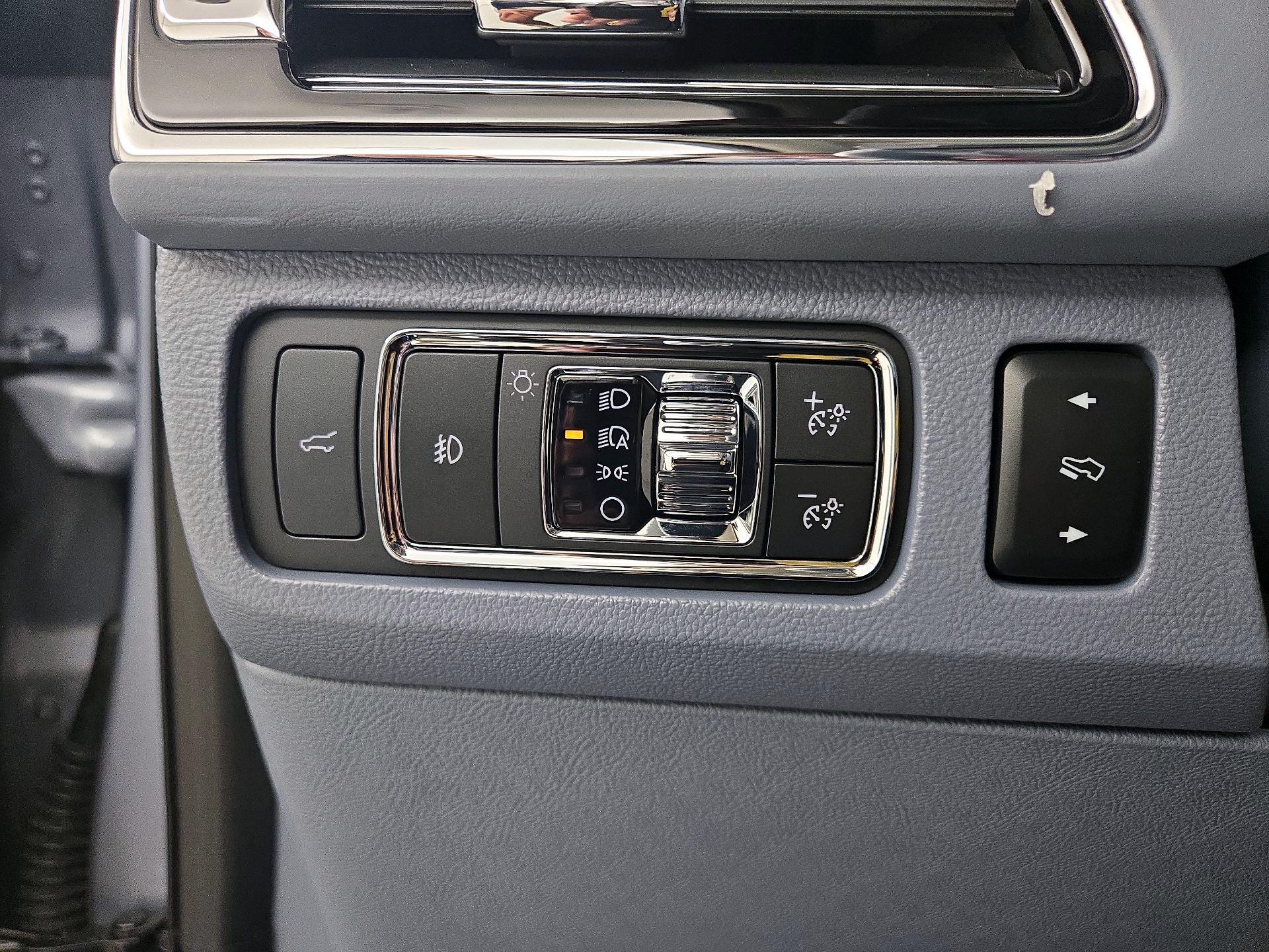 Thumbnail: 2022 Lincoln Navigator L - 13