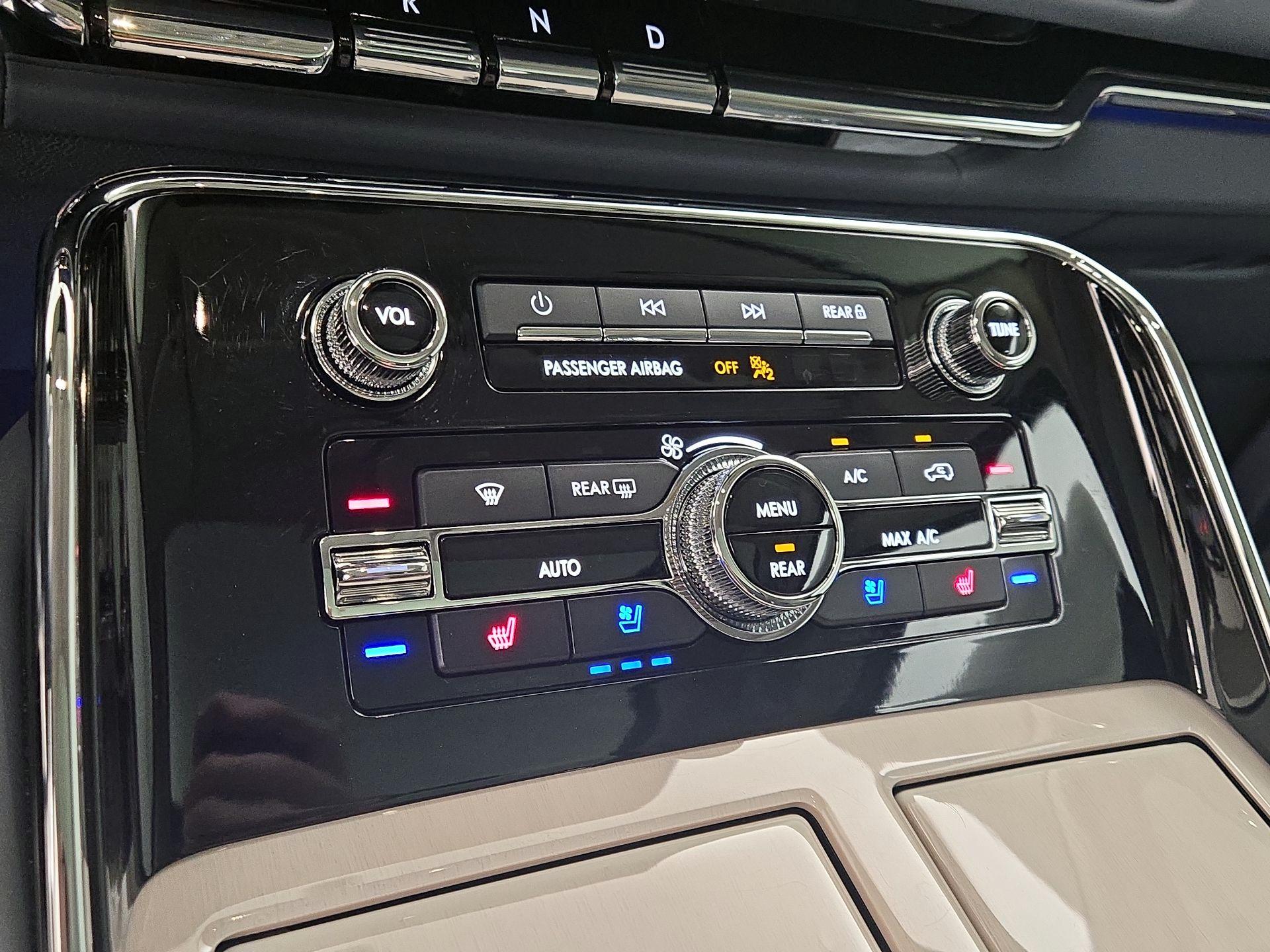 Thumbnail: 2022 Lincoln Navigator L - 17