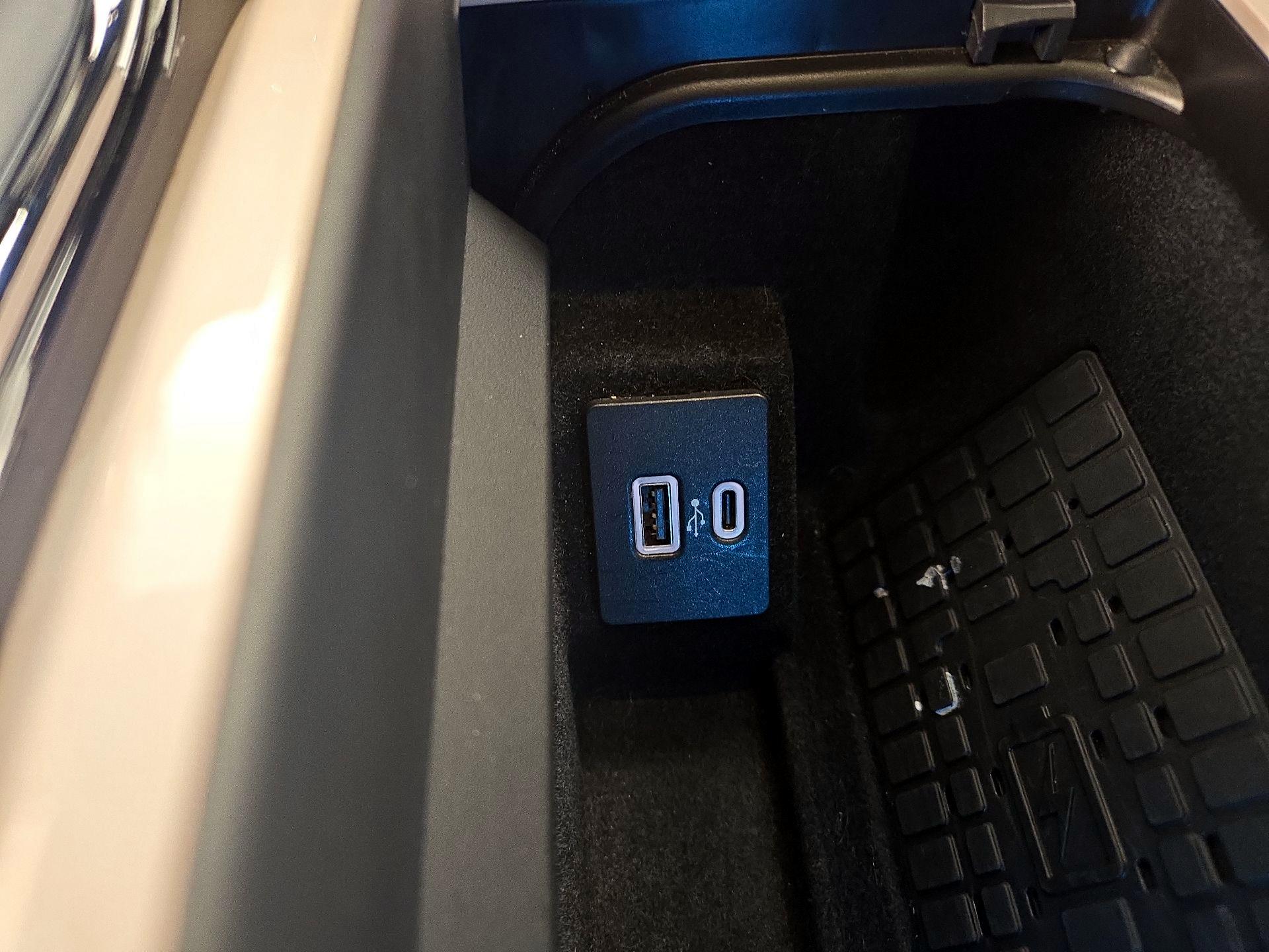 Thumbnail: 2022 Lincoln Navigator L - 19