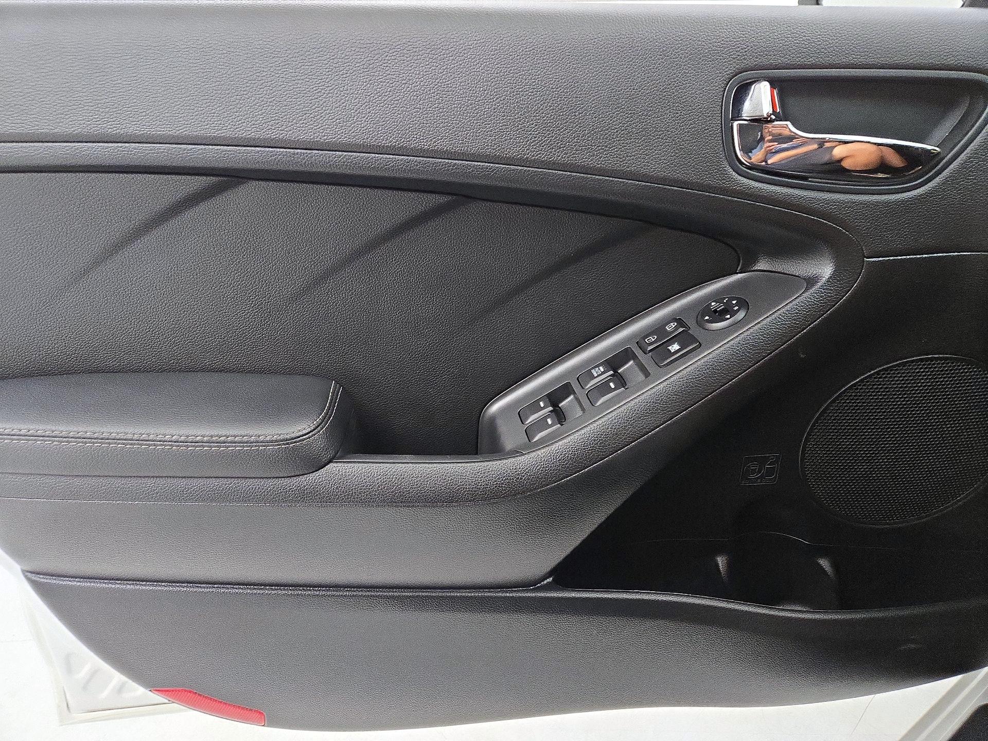 Thumbnail: 2016 Kia Forte - 12