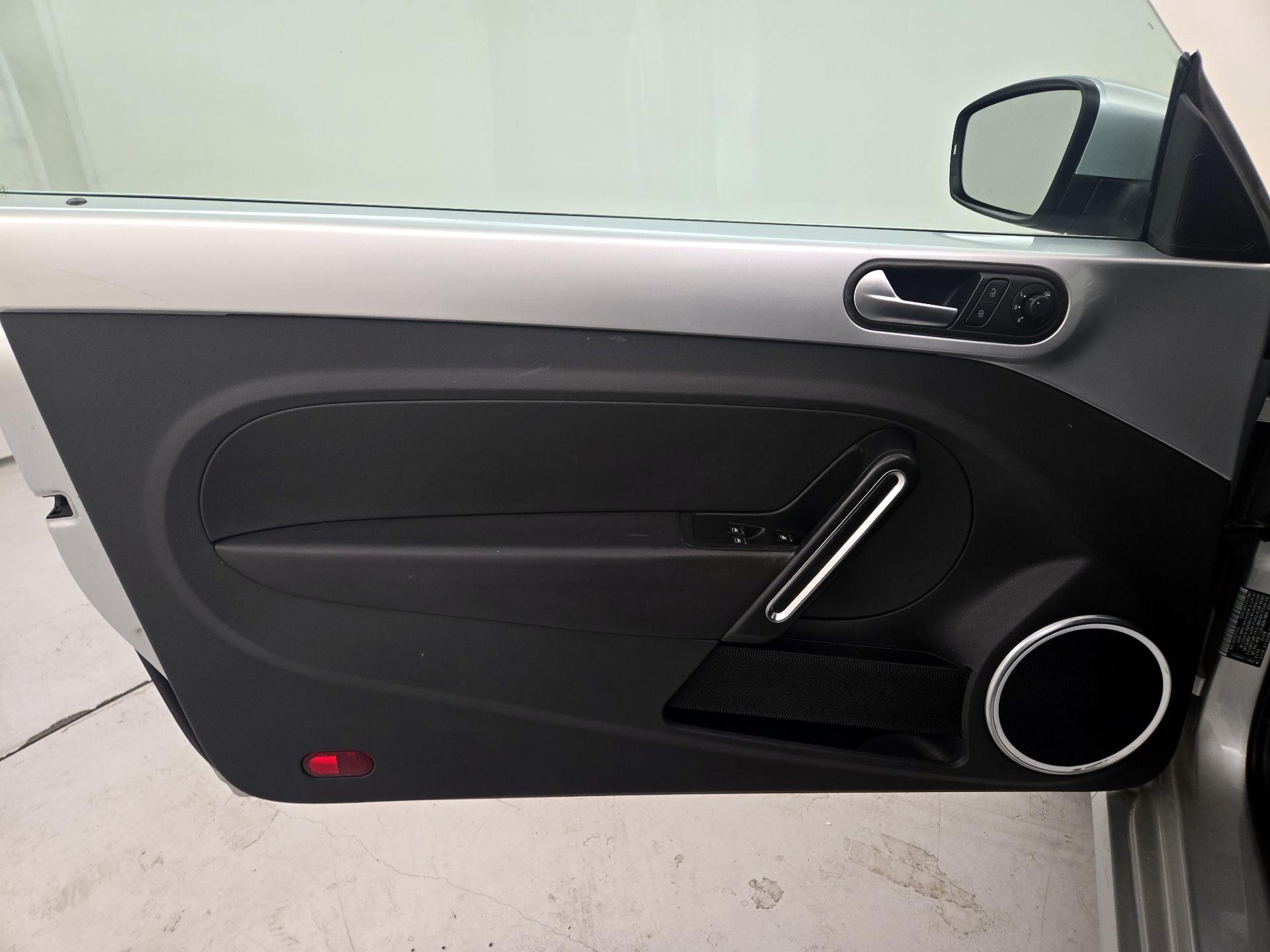 Thumbnail: 2014 Volkswagen Beetle - 12