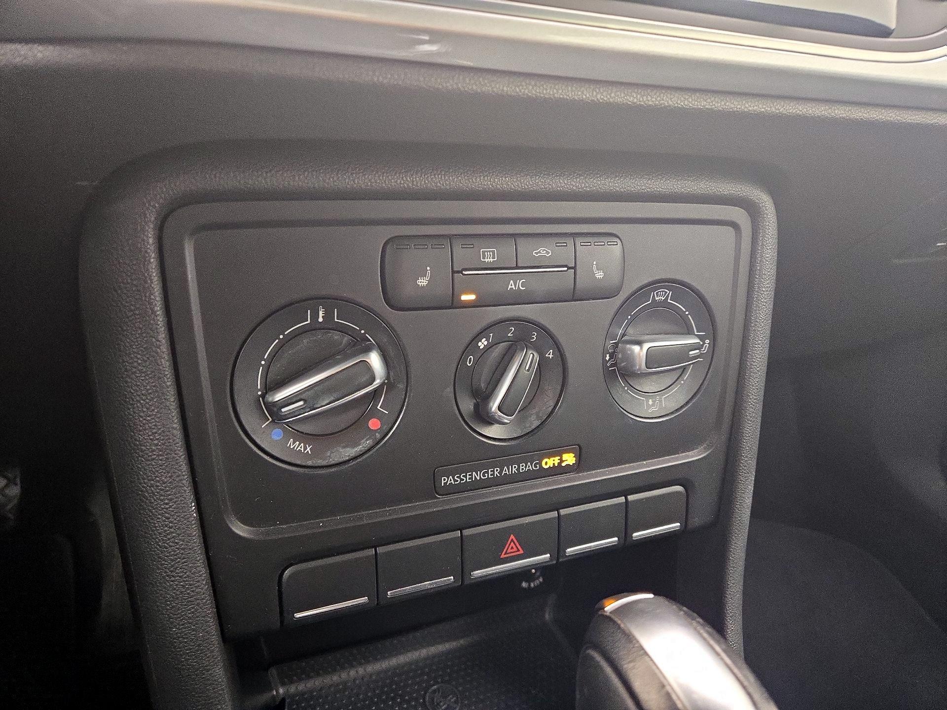 Thumbnail: 2014 Volkswagen Beetle - 15