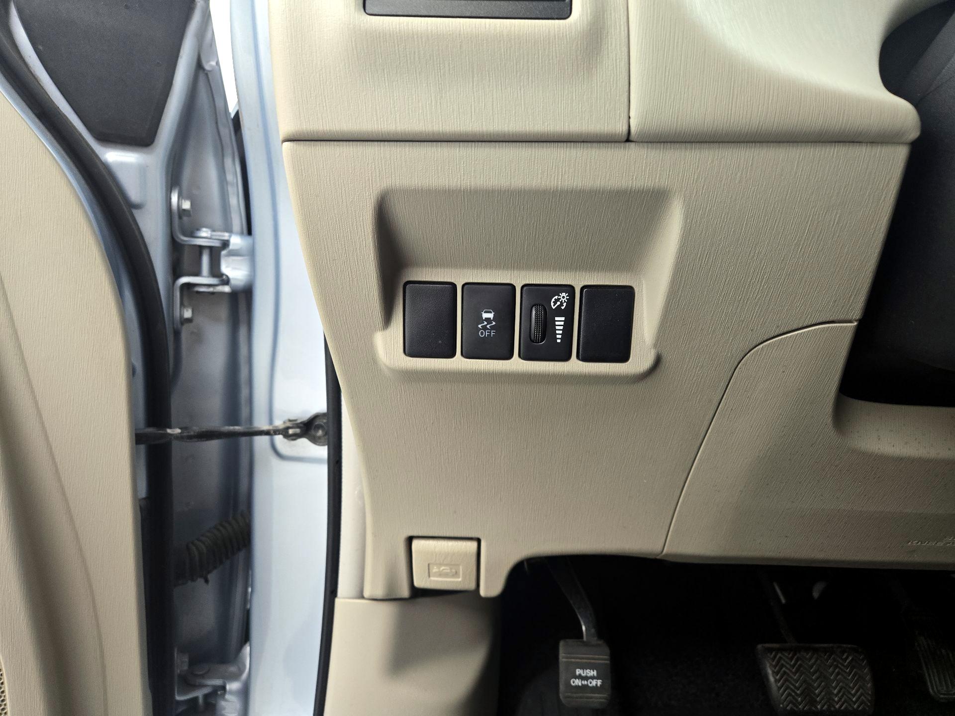 Thumbnail: 2015 Toyota Prius v - 13