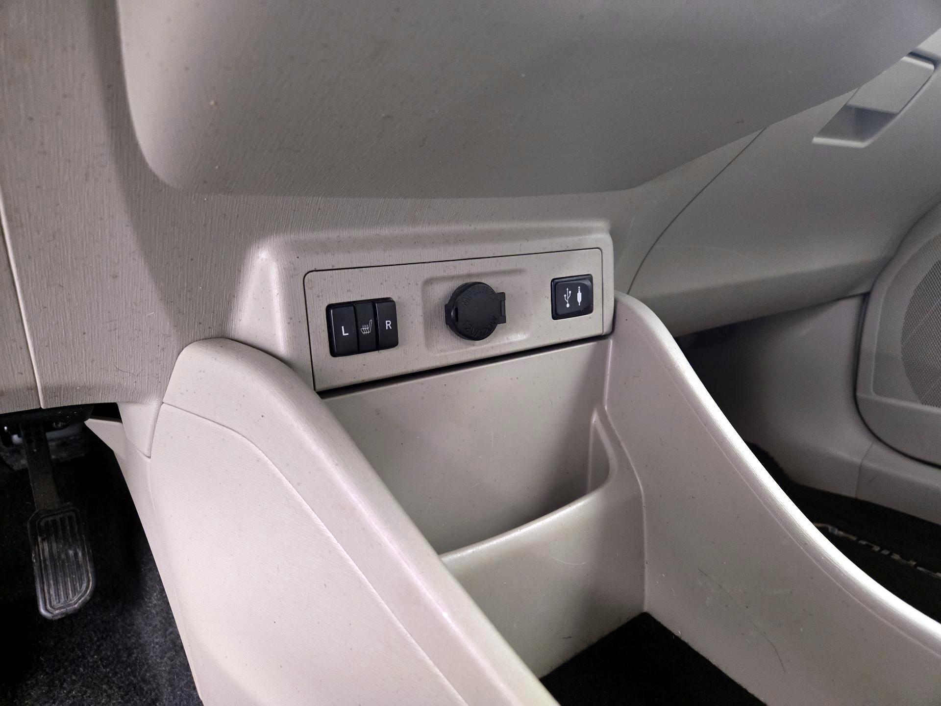 Thumbnail: 2015 Toyota Prius v - 18