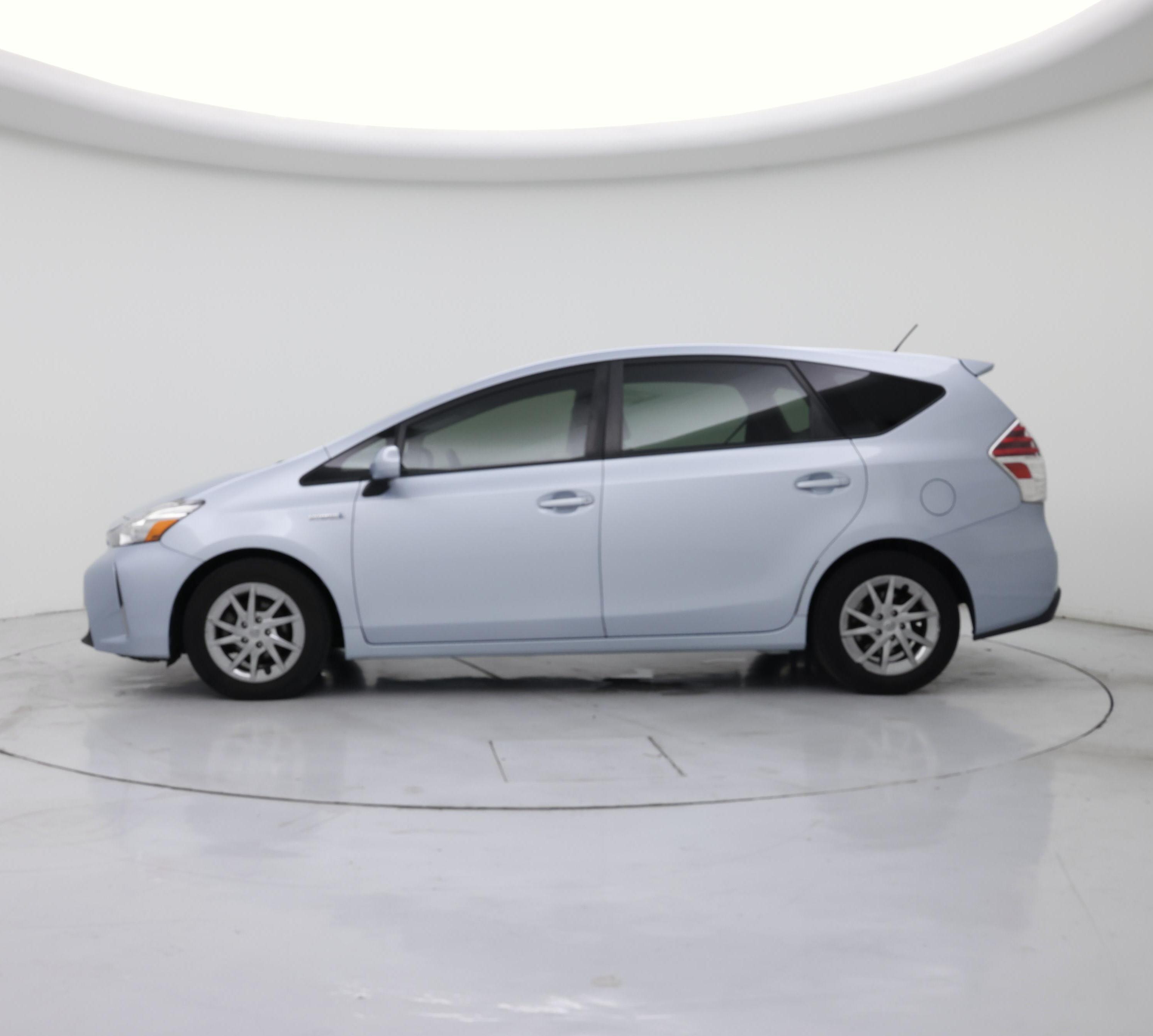 Thumbnail: 2015 Toyota Prius v - 3