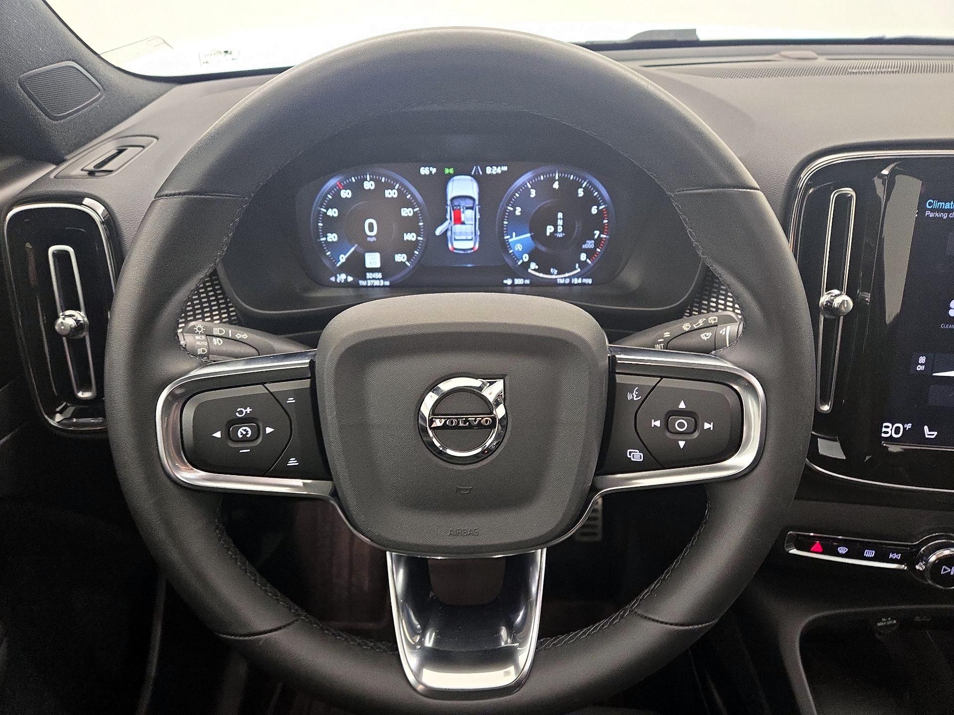 Thumbnail: 2022 Volvo XC40 - 10