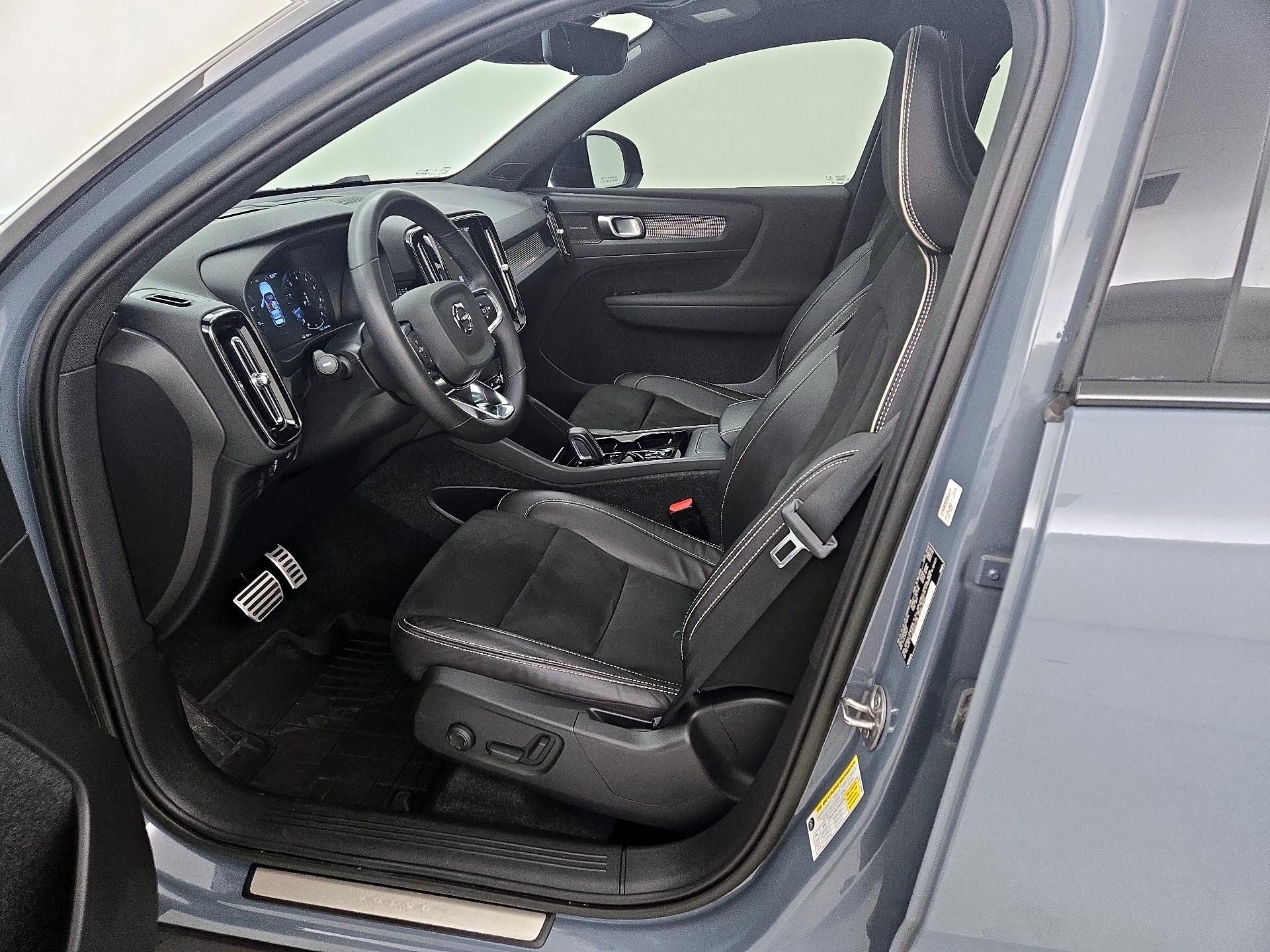 Thumbnail: 2022 Volvo XC40 - 11