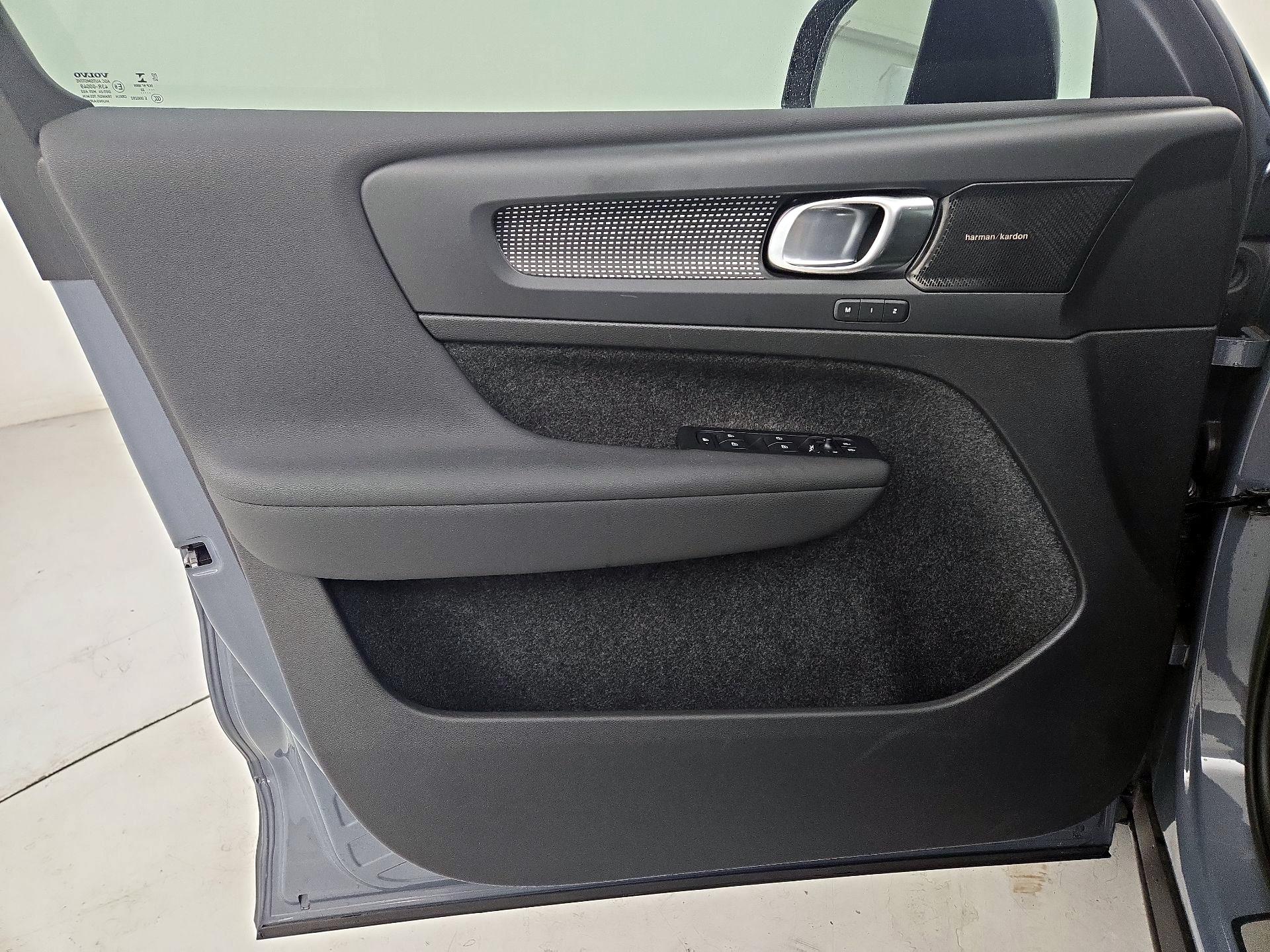 Thumbnail: 2022 Volvo XC40 - 12