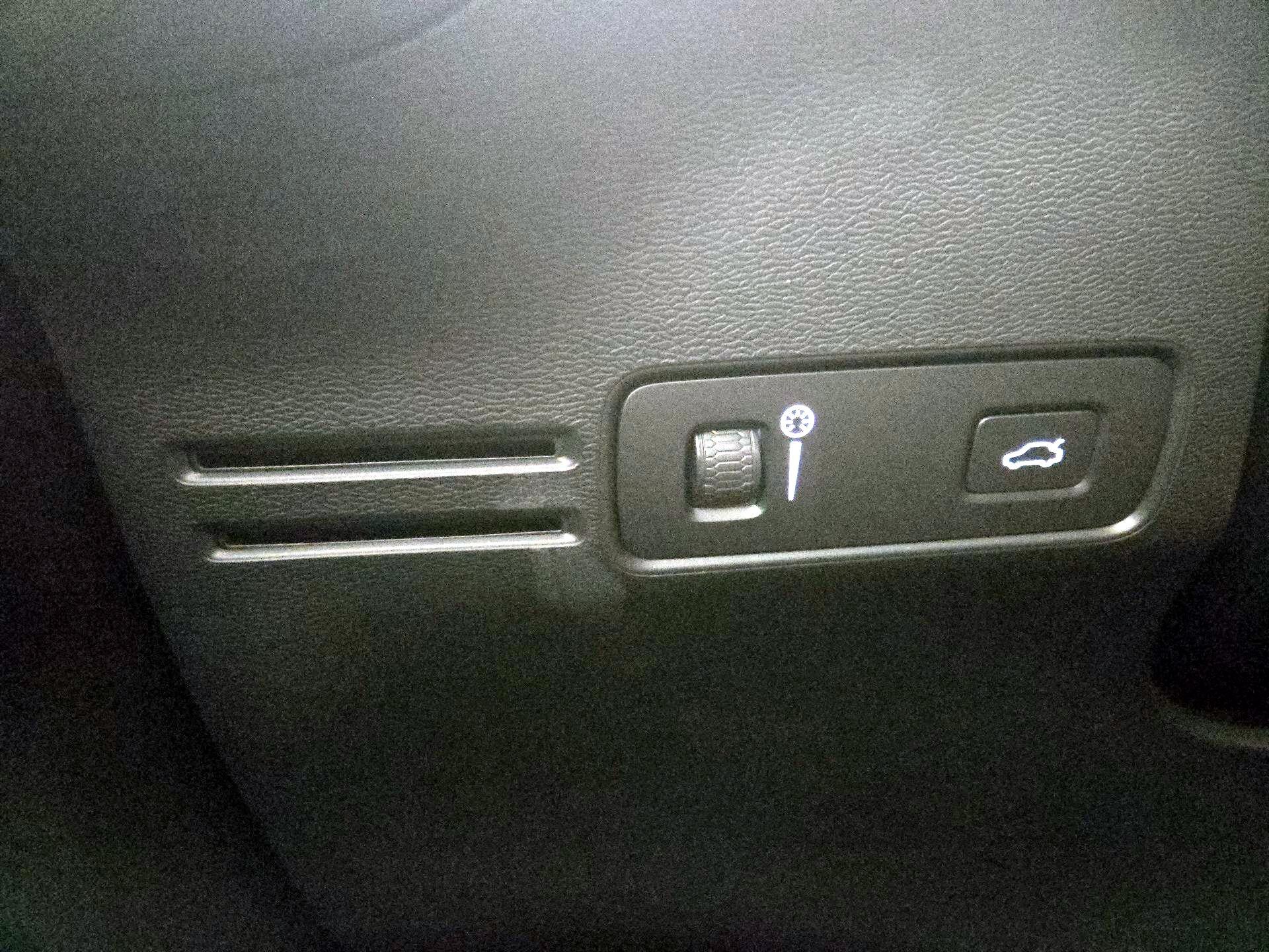 Thumbnail: 2022 Volvo XC40 - 13