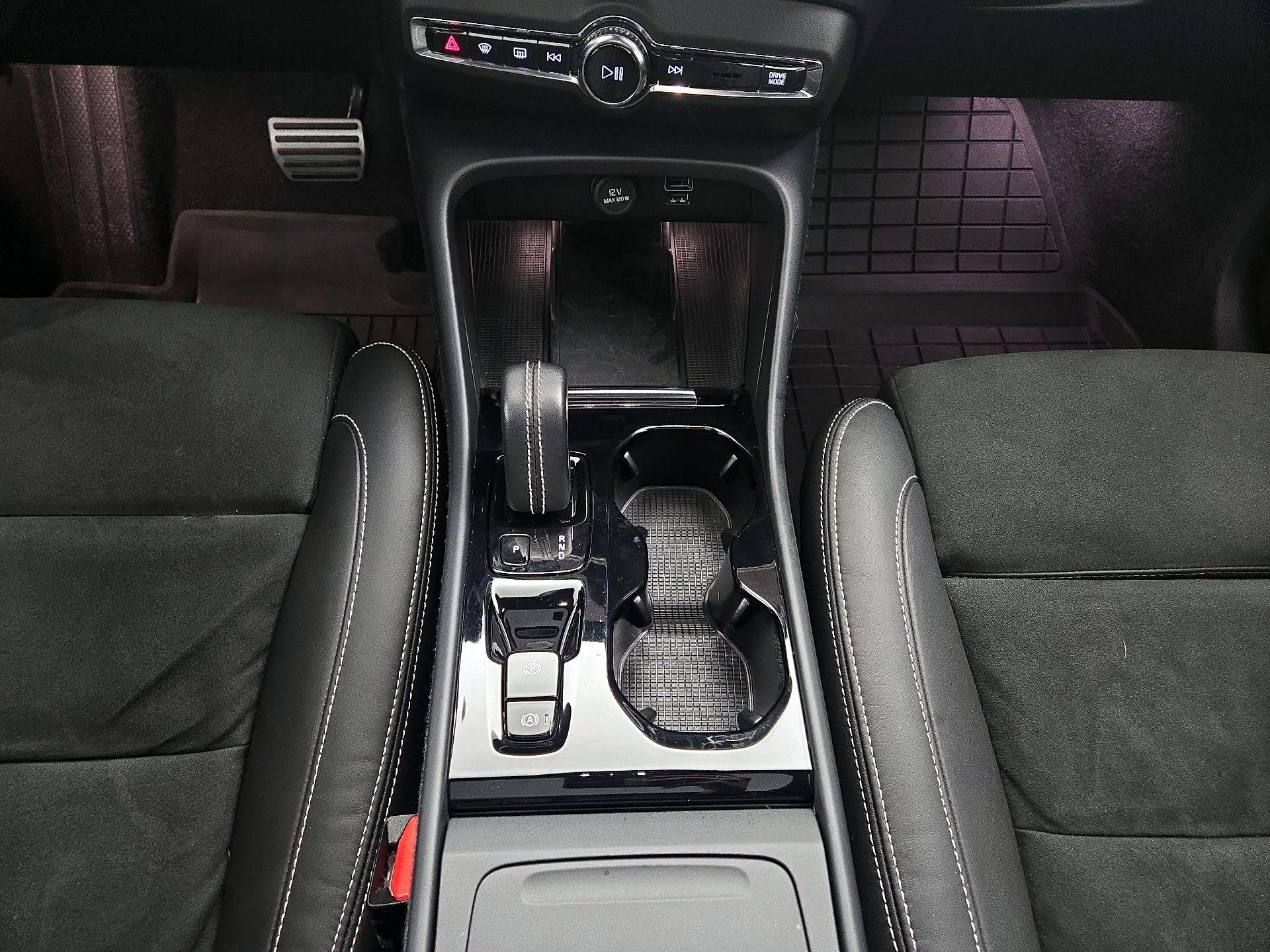 Thumbnail: 2022 Volvo XC40 - 18