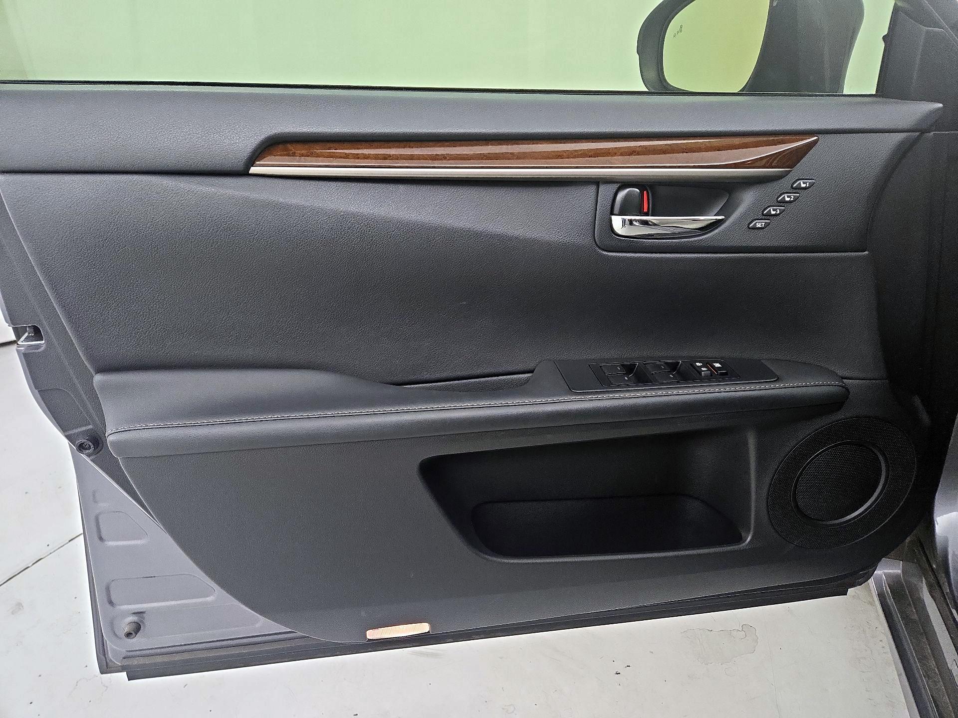 Thumbnail: 2015 Lexus ES - 12