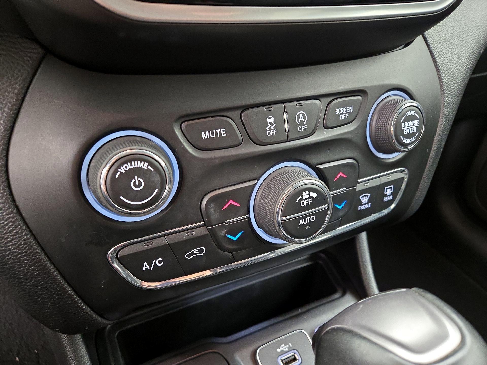 Thumbnail: 2020 Jeep Cherokee - 17