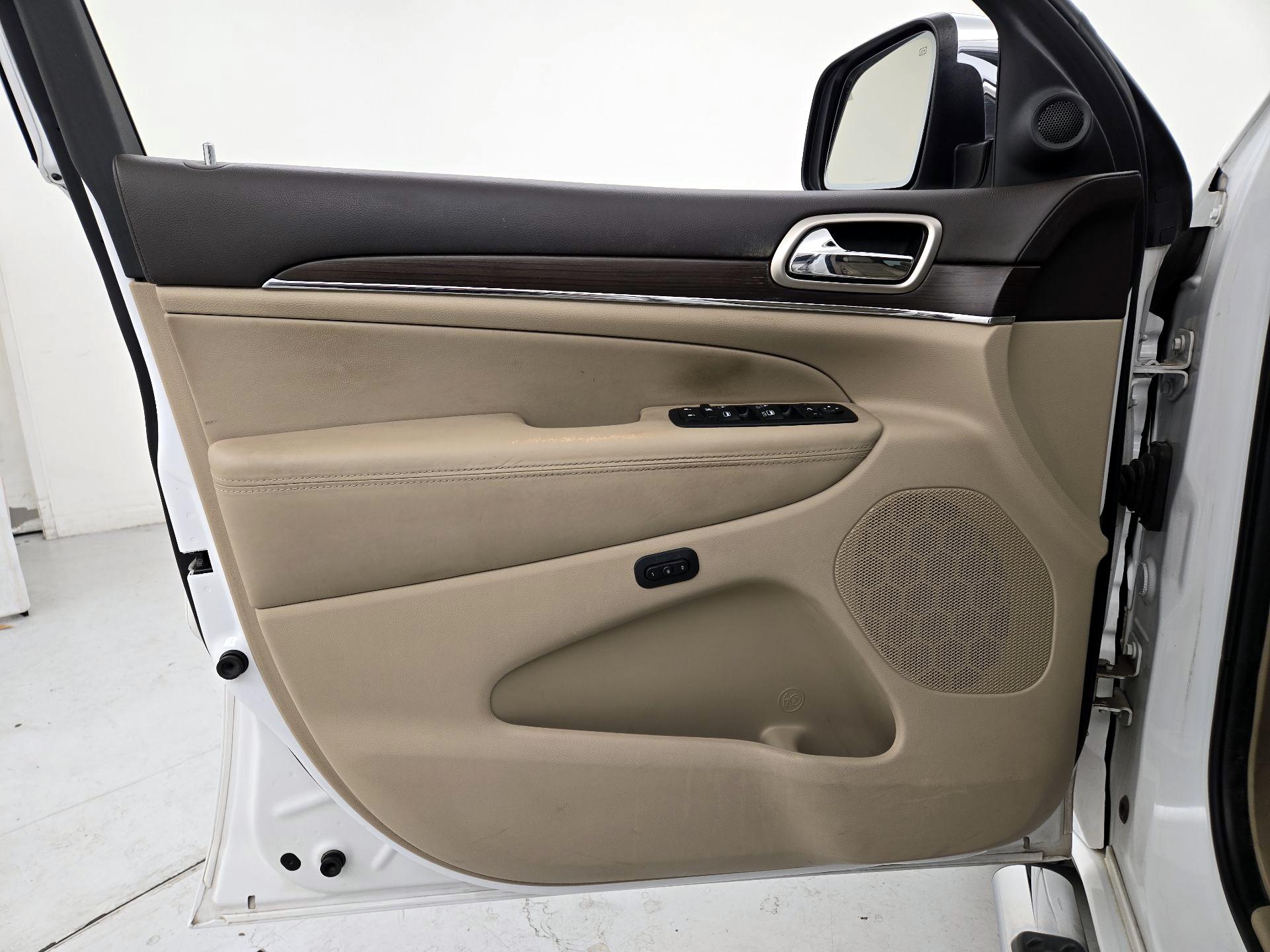 Thumbnail: 2015 Jeep Grand Cherokee - 12