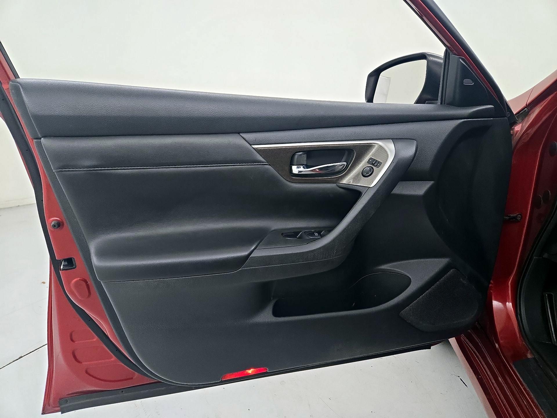 Thumbnail: 2015 Nissan Altima - 12