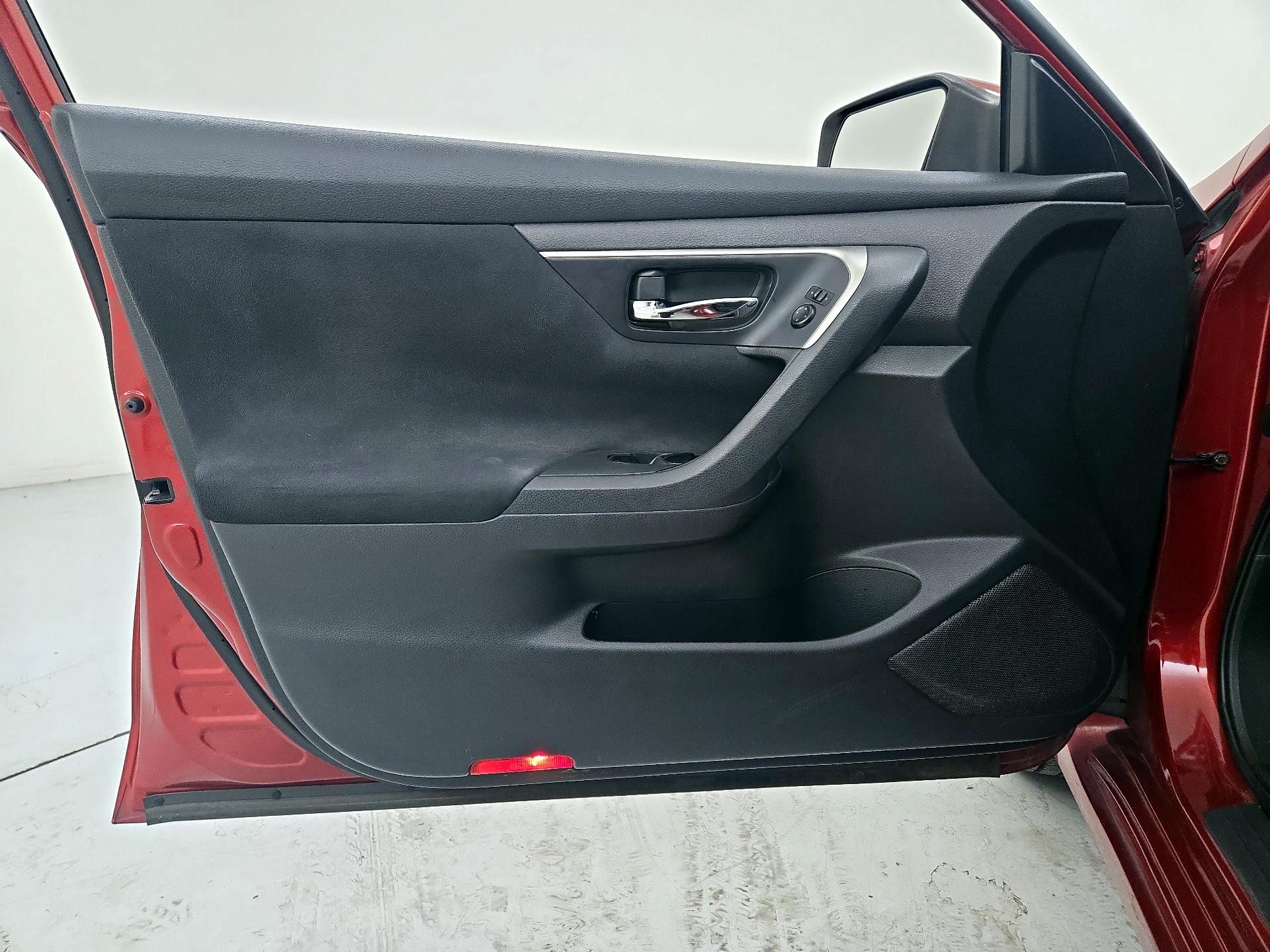 Thumbnail: 2015 Nissan Altima - 12