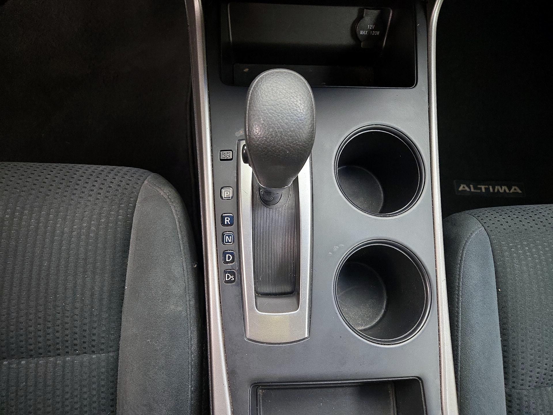 Thumbnail: 2015 Nissan Altima - 16